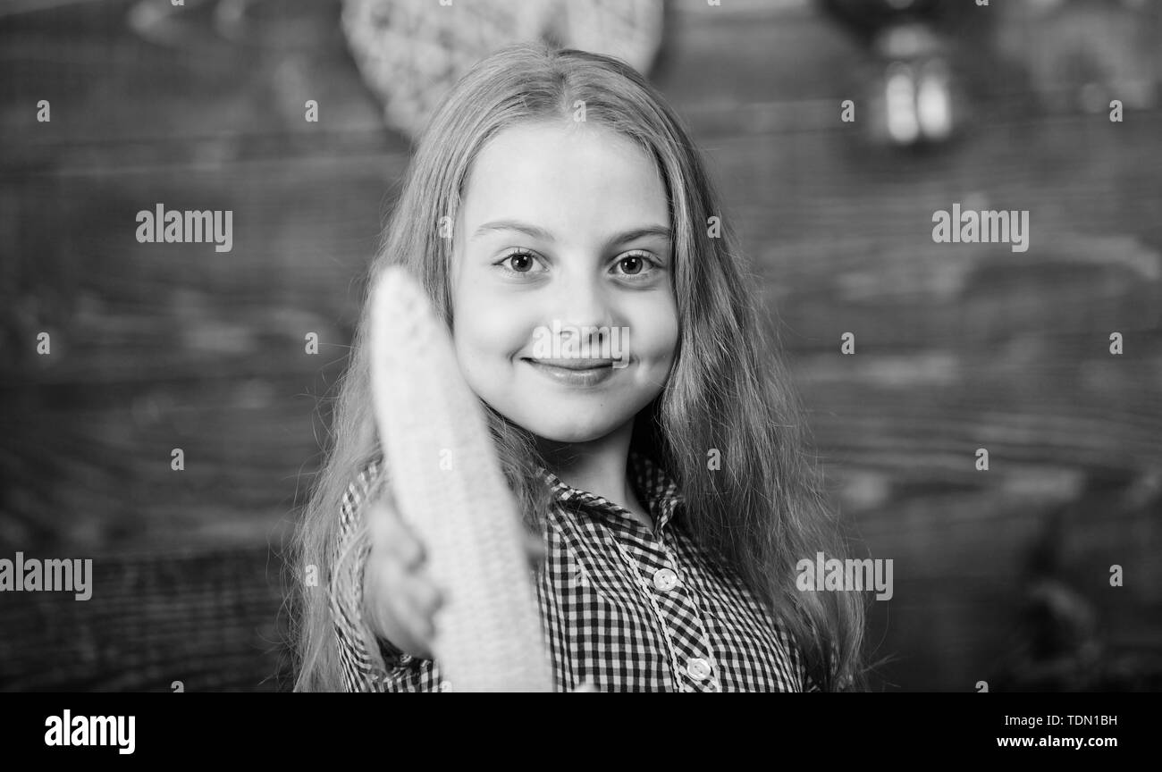 Harvest Festival concetto. Ragazza ragazzo al mercato di fattoria con verdura biologica. Bambino bambina di godere della vita agricola. Giardinaggio organico. Crescere il proprio cibo biologico. Kid contadino con raccolto lo sfondo di legno. Foto Stock