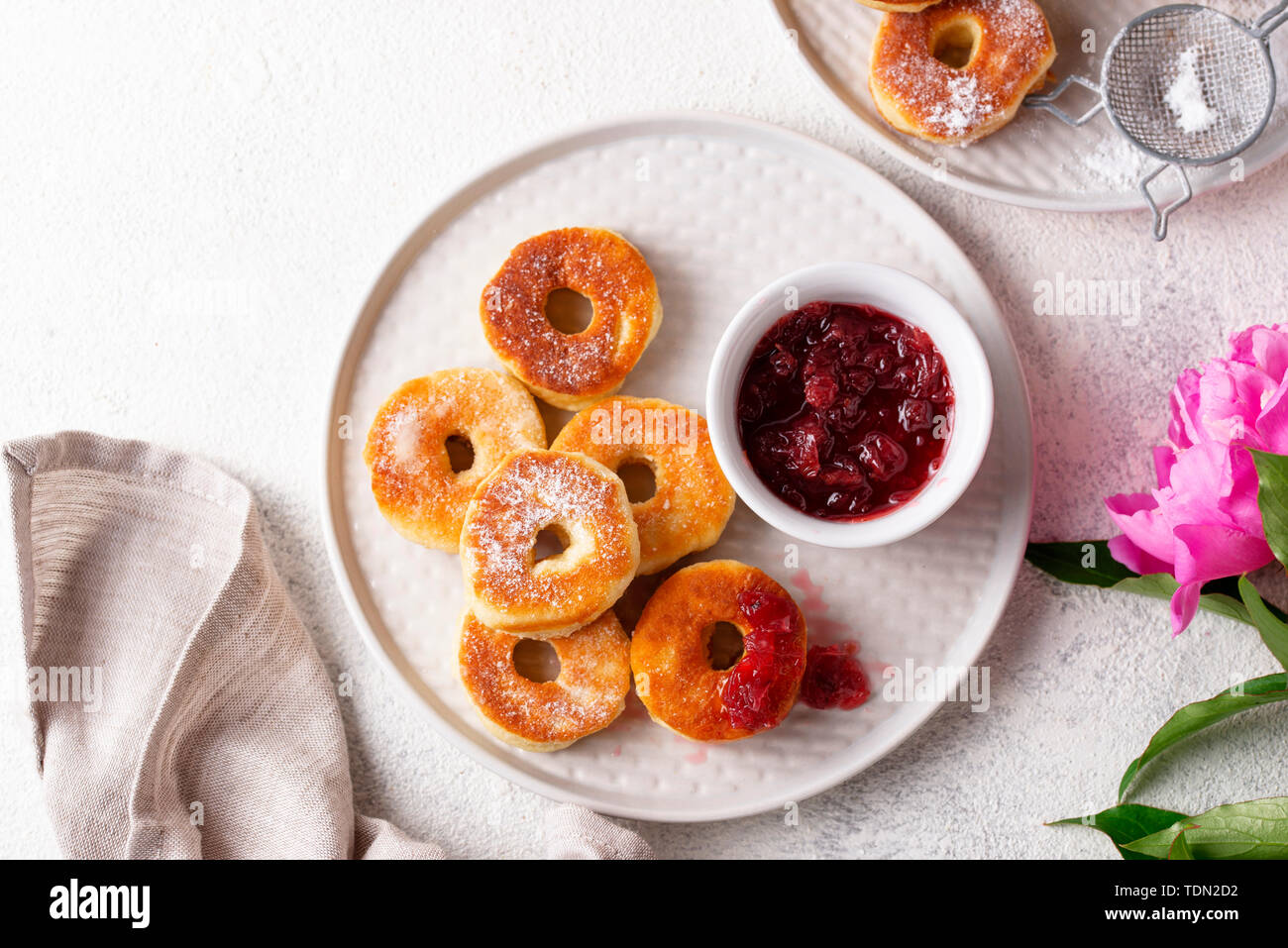 Ciambelle fatte in casa con confettura di rose Foto Stock