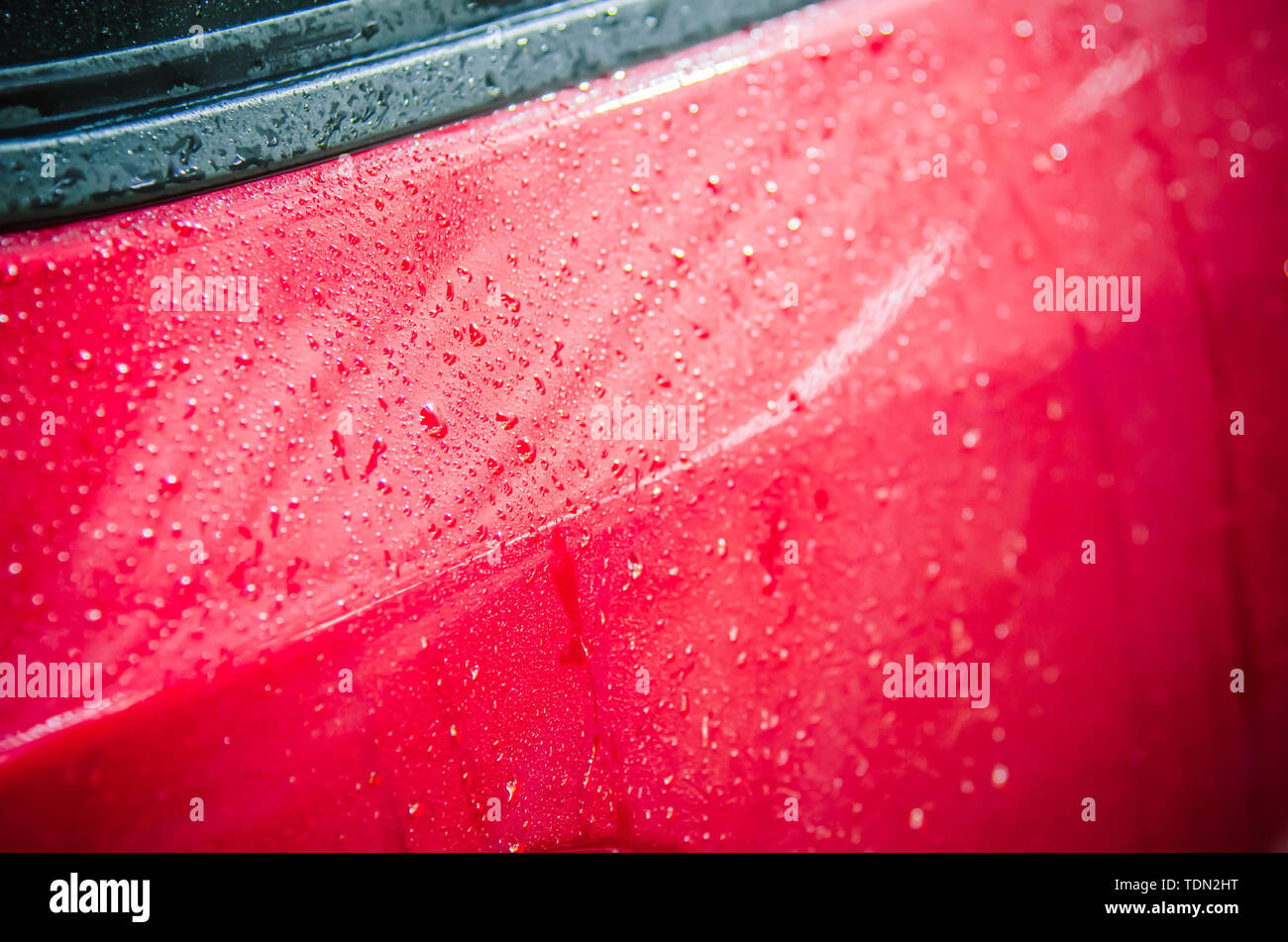 Gocce di acqua su uno sfondo di colore rosso. Foto Stock