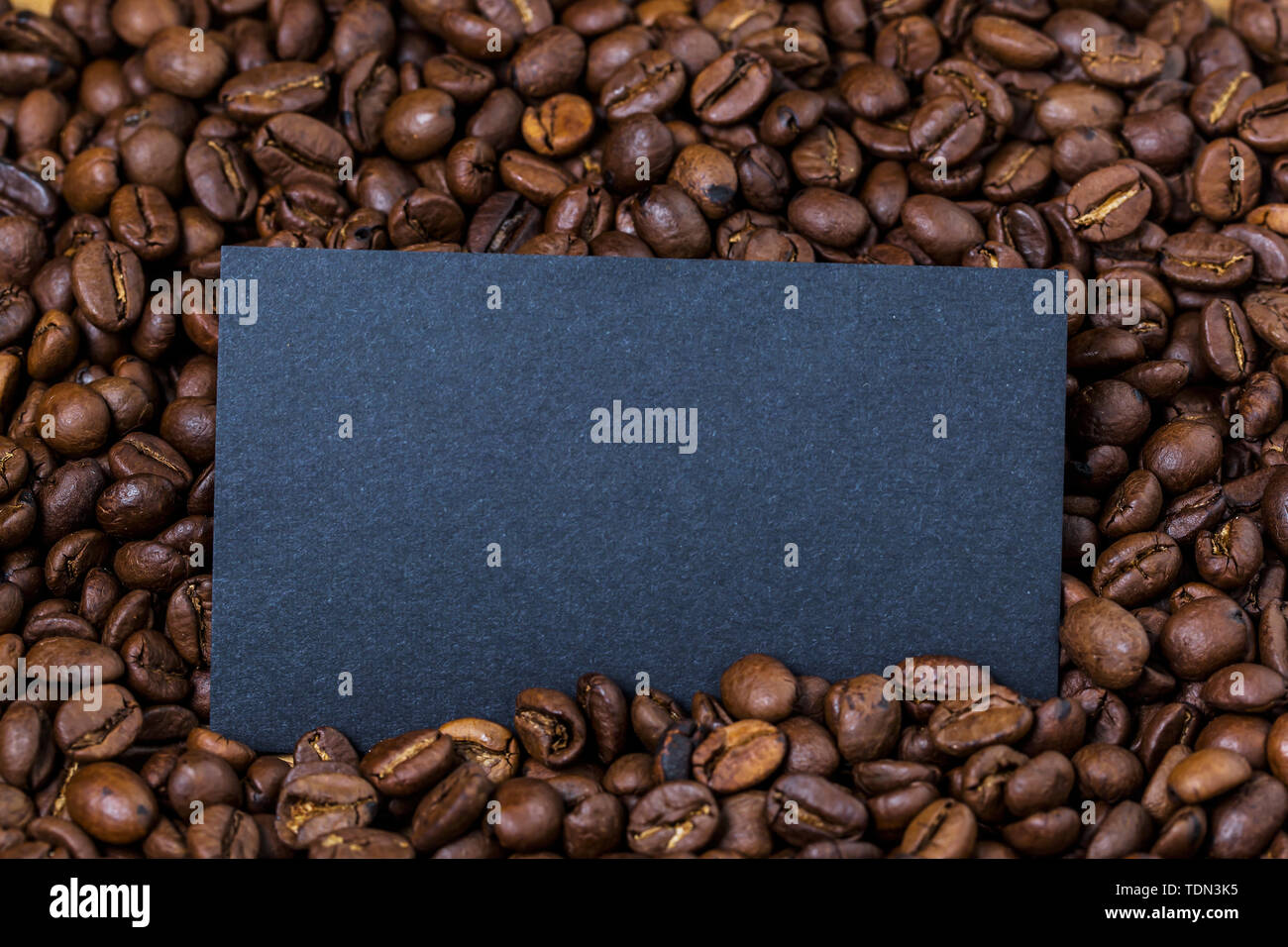 Blank business cards e la tazza di caffè sul tavolo di legno. Corporate branding stazionaria mock up. Foto Stock