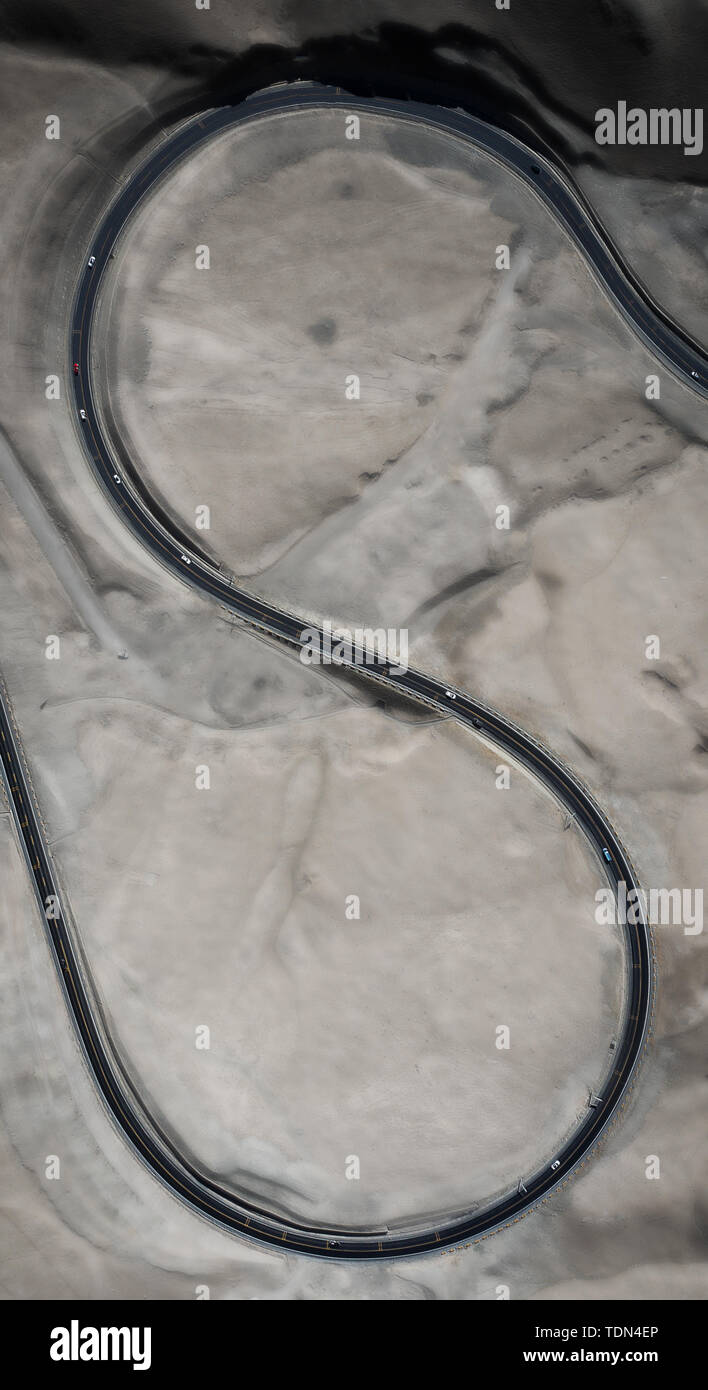Attraversando oggi il mountain pass in corrispondenza della giunzione di Qinghai e Gansu, la tortuosa strada è come un grande $, nessuna meraviglia che avete per la carica di un pedaggio. Foto Stock Attraversando oggi il mountain pass in corrispondenza della giunzione di Qinghai e Gansu, la tortuosa strada è come un grande $, nessuna meraviglia che avete per la carica di un pedaggio. Foto Stock