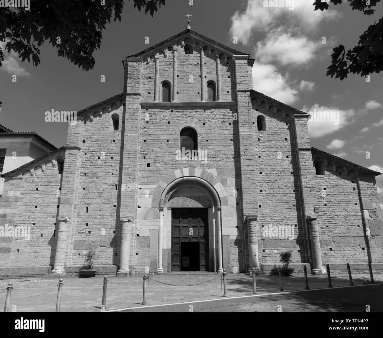 COMO, Italia - 9 Maggio 2015: Il facede di chiesa romanica Basilica di San Abbondio. Foto Stock
