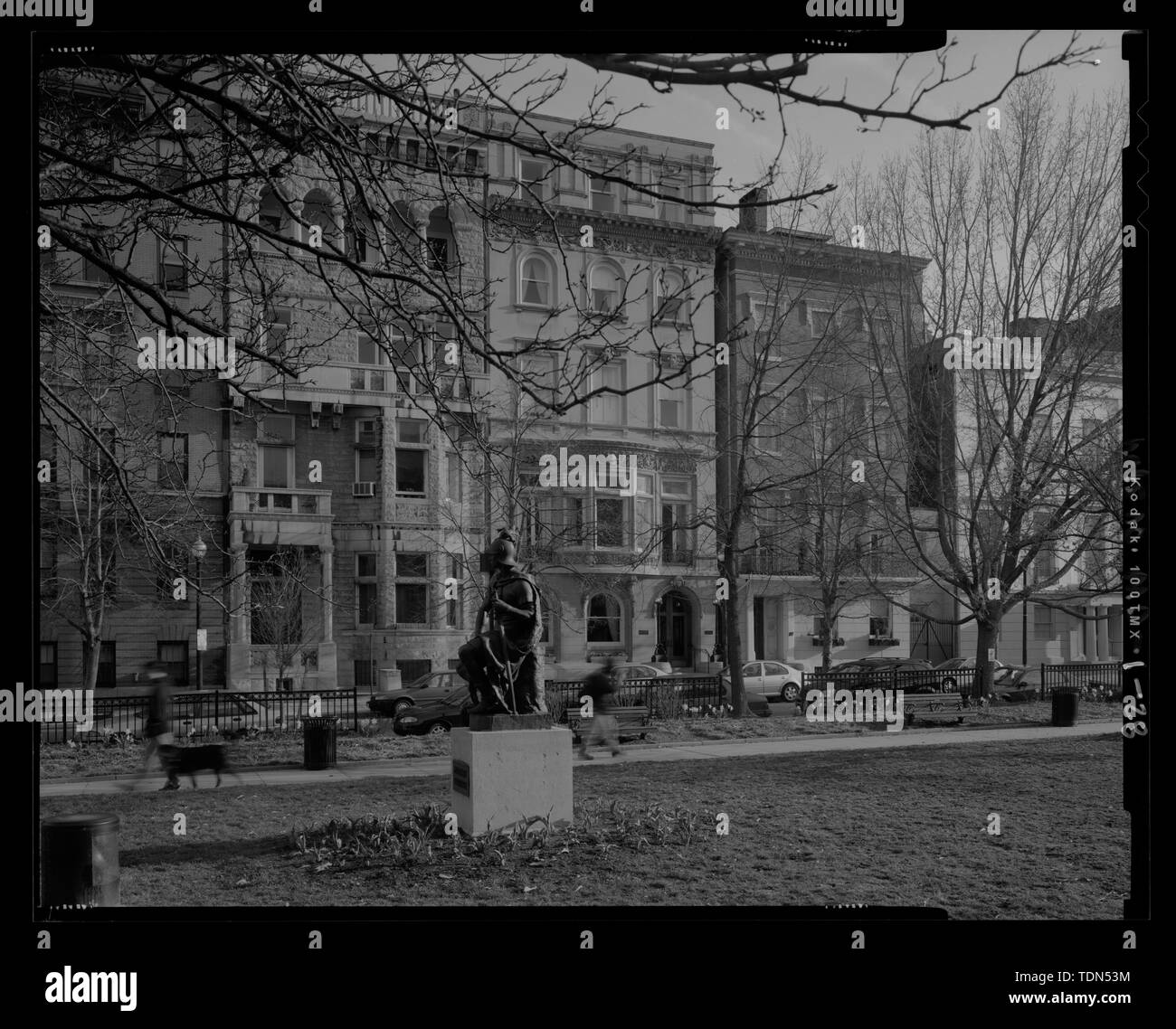 Vista prospettica guardando a nord-est a nord sul lato della strada del West Mount Vernon luogo; visualizzazione include la statua coraggio militare da Paul Dubois - Mount Vernon Place, Charles e Monumento strade, Baltimore, Città indipendente, MD; Barye, Antoine Louis; Walters, William; Carrere e Hastings; Howard, John ansiosi; Mills, Robert; Causici, Enrico; Dubois, Paolo; Dolinsky, Paul D, project manager; Perschler, Martin J, project manager; prezzo, Virginia B, trasmettitore Foto Stock