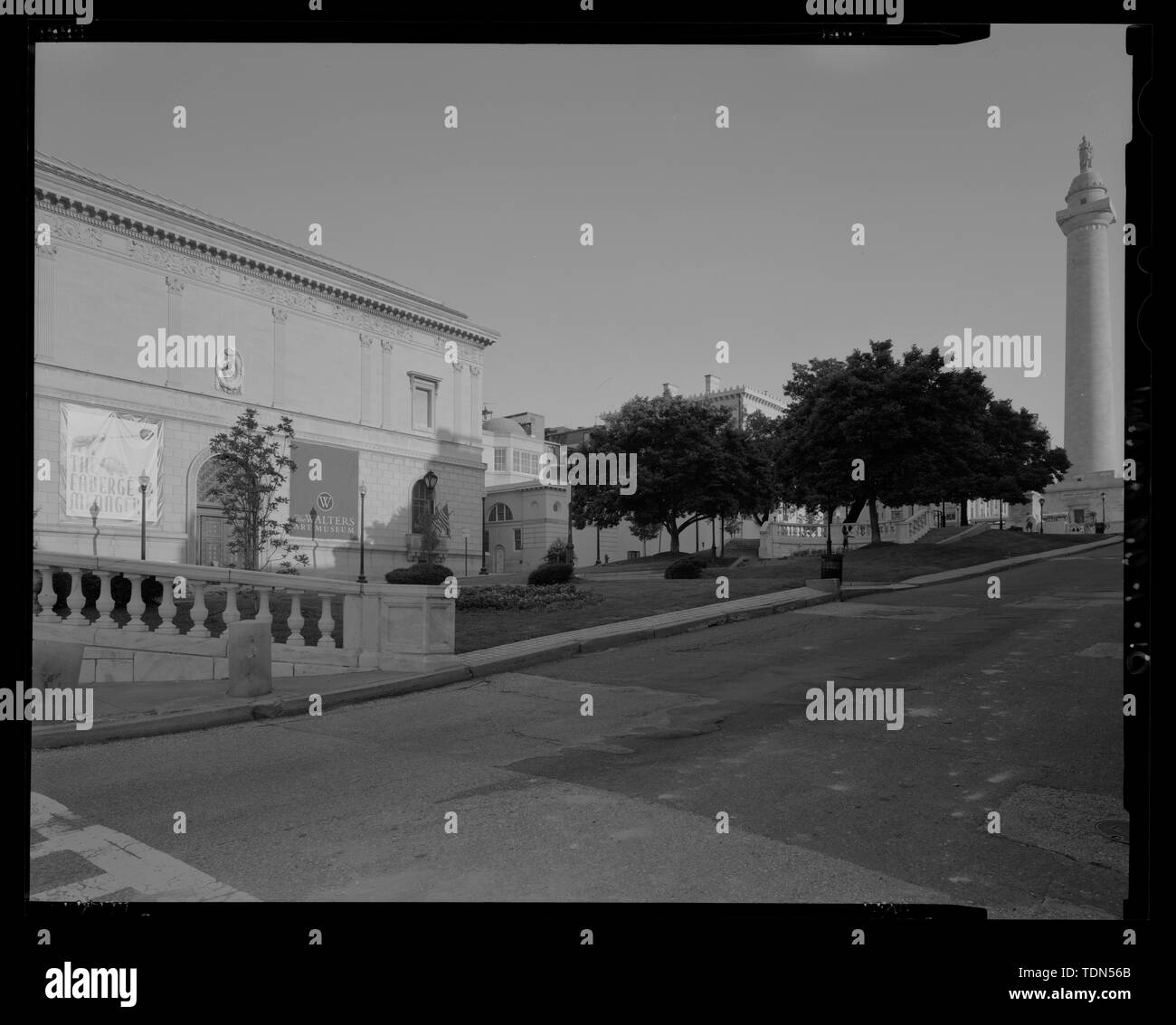 Vista prospettica guardando verso nord-ovest attraverso l'estremità sud del sud di Washington Place; visualizzazione include est elevazione della Walters Art Museum e la balaustra del sud - Mount Vernon Place, Charles e Monumento strade, Baltimore, Città indipendente, MD; Barye, Antoine Louis; Walters, William; Carrere e Hastings; Howard, John ansiosi; Mills, Robert; Causici, Enrico; Dubois, Paolo; Dolinsky, Paul D, project manager; Perschler, Martin J, project manager; prezzo, Virginia B, trasmettitore Foto Stock