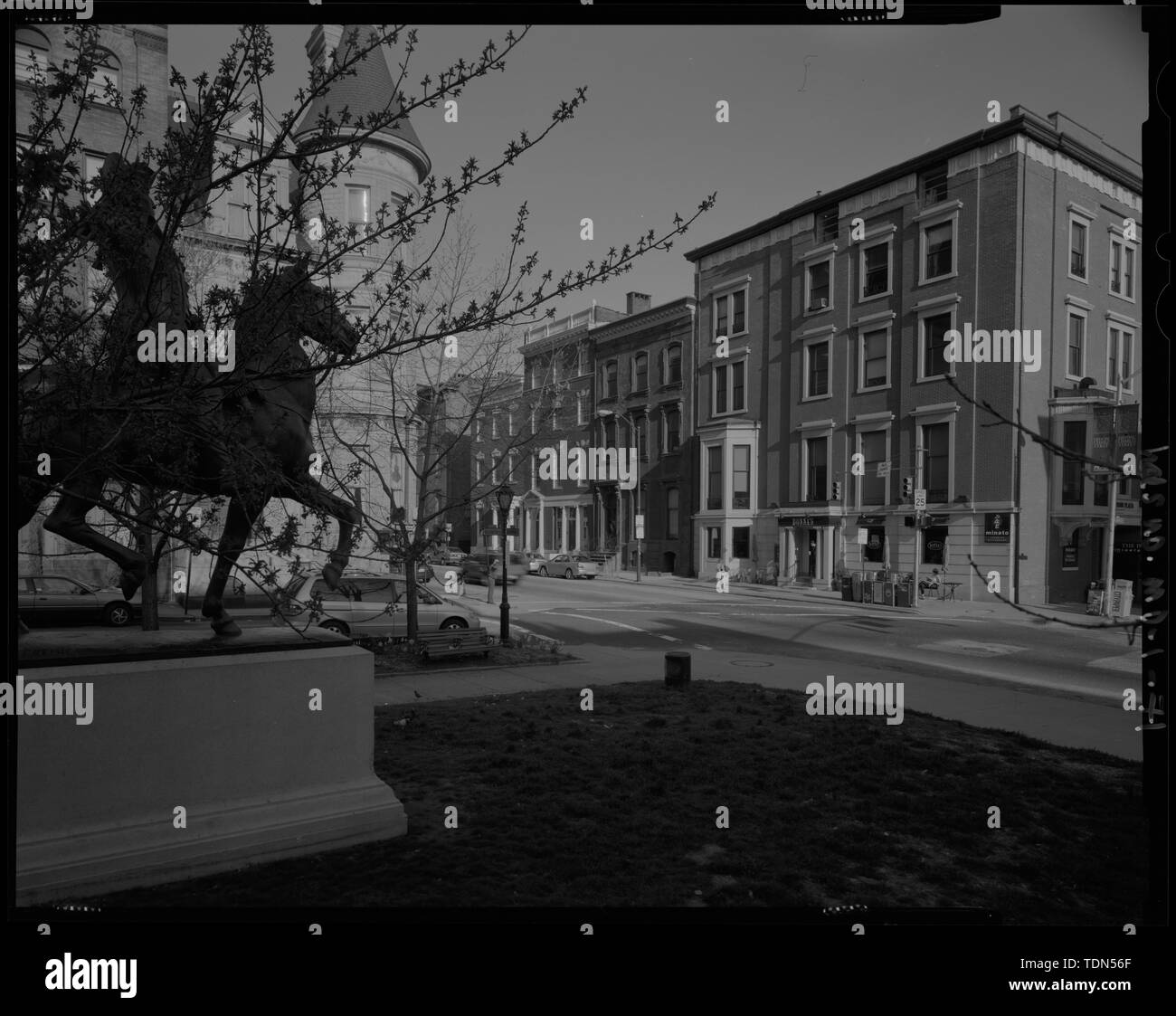 Vista prospettica guardando verso nord-ovest ad est di Giovanni desiderosi Howard statua; visualizzazione include il Graham-Hughes House e il lato nord di Madison Street - Mount Vernon Place, Charles e Monumento strade, Baltimore, Città indipendente, MD; Barye, Antoine Louis; Walters, William; Carrere e Hastings; Howard, John ansiosi; Mills, Robert; Causici, Enrico; Dubois, Paolo; Dolinsky, Paul D, project manager; Perschler, Martin J, project manager; prezzo, Virginia B, trasmettitore Foto Stock