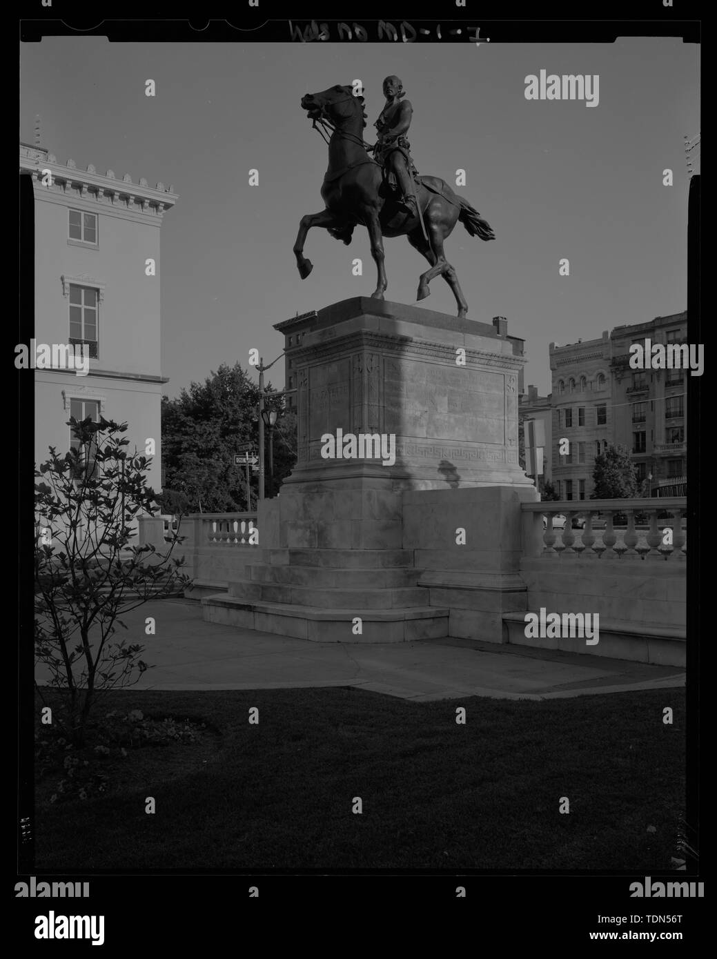 Vista prospettica guardando verso nord-ovest per il Lafayette statua; visualizzazione include il Hackerman House al n. 1 West Mount luogo e i primi anni del XX secolo Washington appartamento edificio - Mount Vernon Place, Charles e Monumento strade, Baltimore, Città indipendente, MD; Barye, Antoine Louis; Walters, William; Carrere e Hastings; Howard, John ansiosi; Mills, Robert; Causici, Enrico; Dubois, Paolo; Dolinsky, Paul D, project manager; Perschler, Martin J, project manager; prezzo, Virginia B, trasmettitore Foto Stock