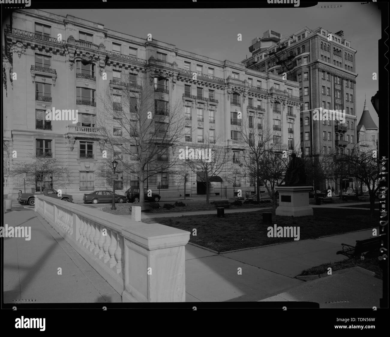 Vista prospettica guardando verso nord-ovest a ovest sul lato della strada di North Washington Place; visualizzazione include la statua di Roger Taney e l'Oriente di elevazione del Washington Appartamenti e The Stafford Hotel - Mount Vernon Place, Charles e Monumento strade, Baltimore, Città indipendente, MD; Barye, Antoine Louis; Walters, William; Carrere e Hastings; Howard, John ansiosi; Mills, Robert; Causici, Enrico; Dubois, Paolo; Dolinsky, Paul D, project manager; Perschler, Martin J, project manager; prezzo, Virginia B, trasmettitore Foto Stock