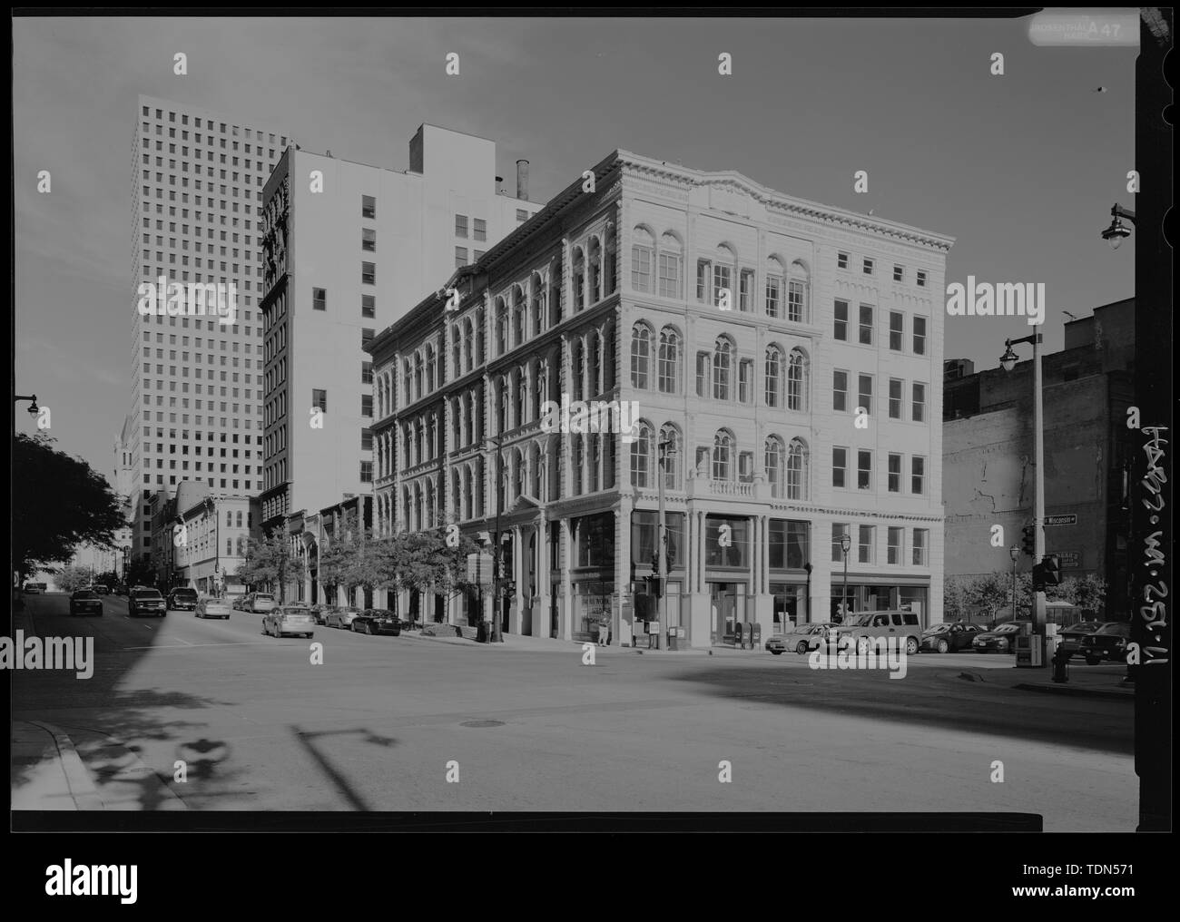 Vista prospettica guardando a sud-est - Blocco di ferro, 205 East Wisconsin Avenue, Milwaukee, Milwaukee County, WI; Johnson, George H; Sibley, D D Foto Stock