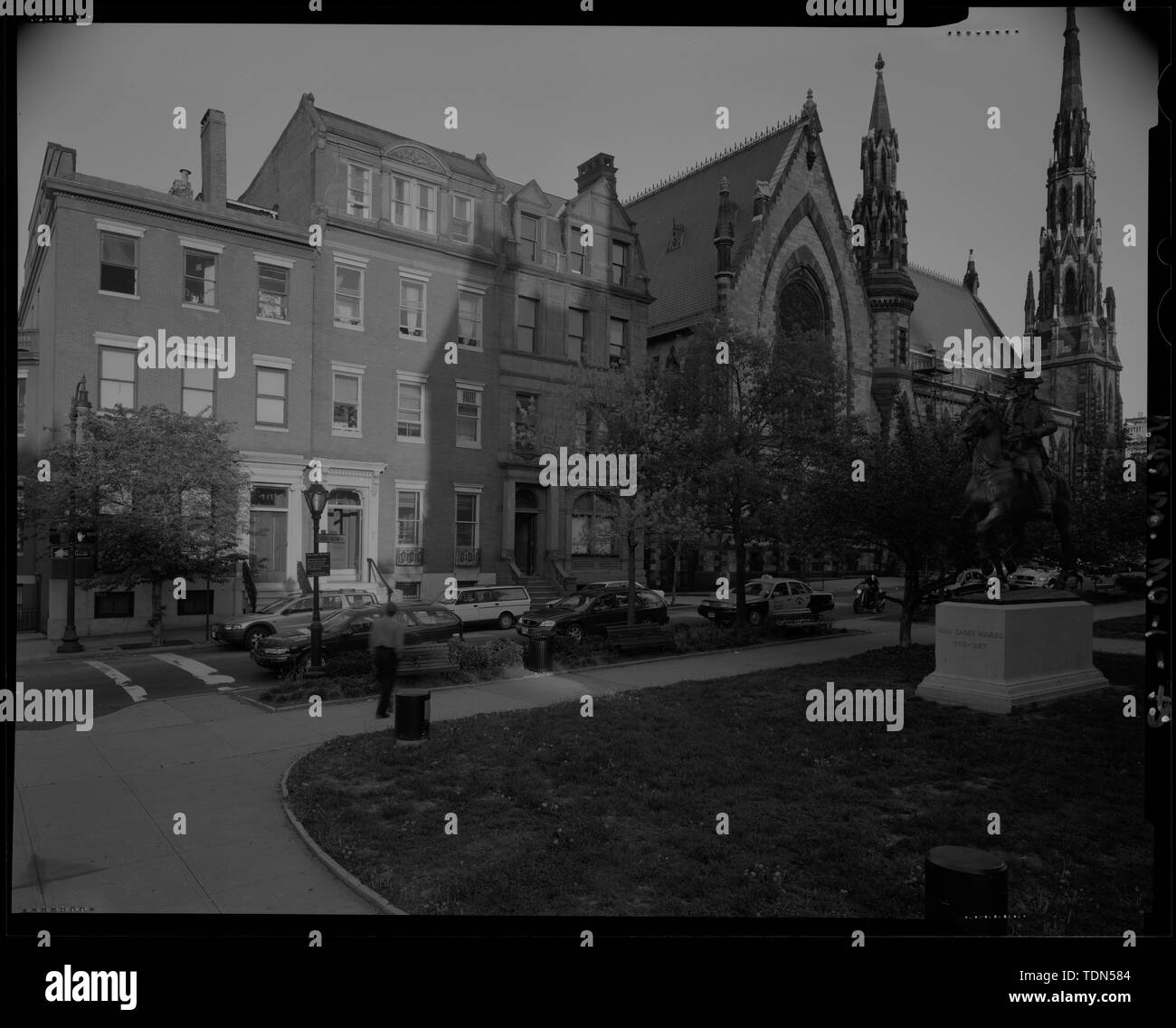 Vista prospettica guardando a sud-est di East street lato del Nord Washington Place; visualizzazione include il John Howard impaziente statua e la Chiesa Metodista - Mount Vernon Place, Charles e Monumento strade, Baltimore, Città indipendente, MD; Barye, Antoine Louis; Walters, William; Carrere e Hastings; Howard, John ansiosi; Mills, Robert; Causici, Enrico; Dubois, Paolo; Dolinsky, Paul D, project manager; Perschler, Martin J, project manager; prezzo, Virginia B, trasmettitore Foto Stock