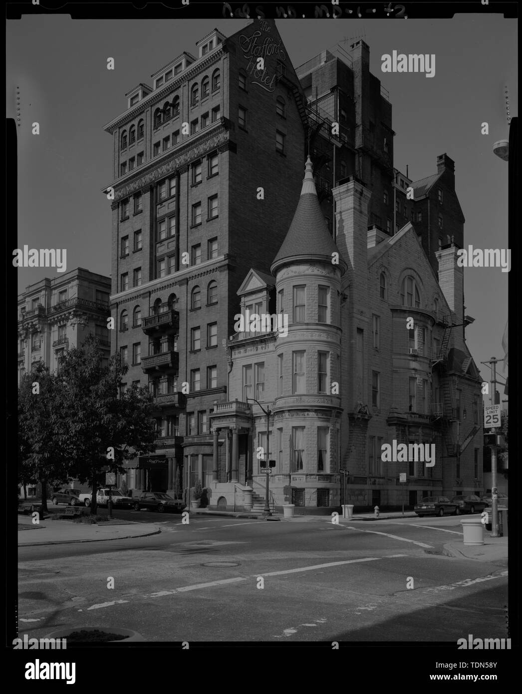 Vista prospettica guardando verso sud-ovest attraverso il Madison alla Graham-Hughes House e The Stafford Hotel - Mount Vernon Place, Charles e Monumento strade, Baltimore, Città indipendente, MD; Barye, Antoine Louis; Walters, William; Carrere e Hastings; Howard, John ansiosi; Mills, Robert; Causici, Enrico; Dubois, Paolo; Dolinsky, Paul D, project manager; Perschler, Martin J, project manager; prezzo, Virginia B, trasmettitore Foto Stock