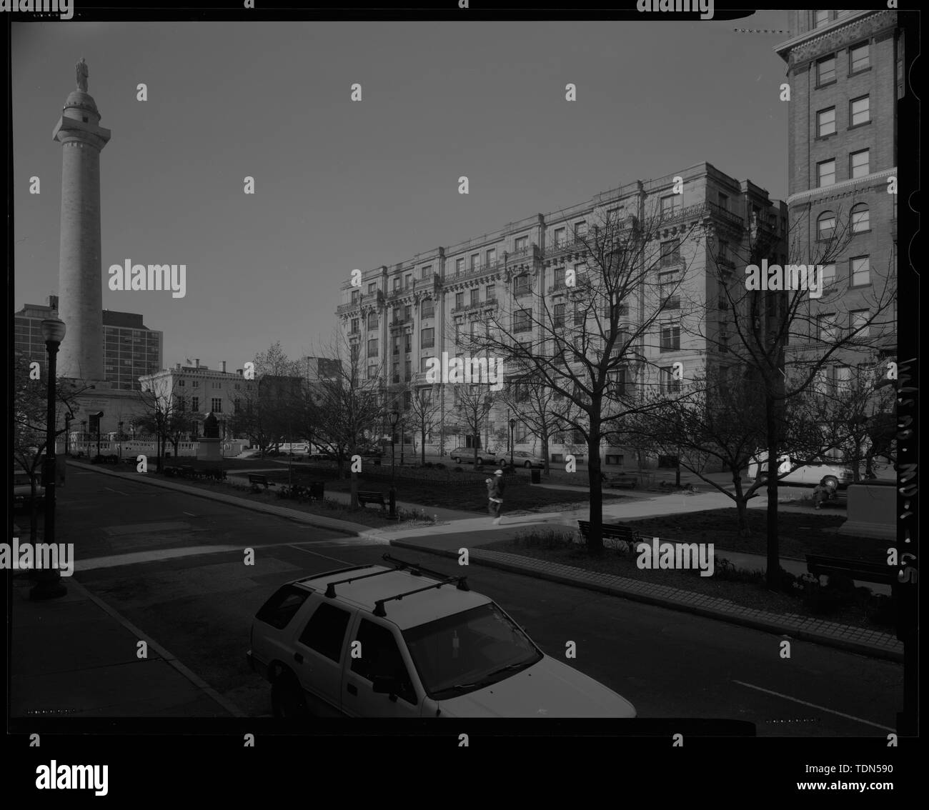 Vista prospettica guardando verso sud-ovest attraverso North Washington Place al Washington Apartments - Mount Vernon Place, Charles e Monumento strade, Baltimore, Città indipendente, MD; Barye, Antoine Louis; Walters, William; Carrere e Hastings; Howard, John ansiosi; Mills, Robert; Causici, Enrico; Dubois, Paolo; Dolinsky, Paul D, project manager; Perschler, Martin J, project manager; prezzo, Virginia B, trasmettitore Foto Stock