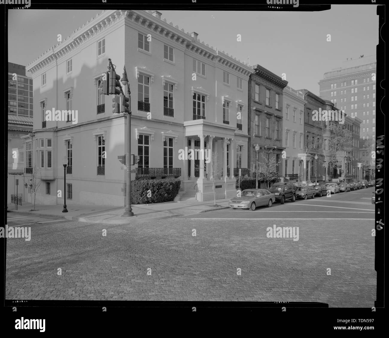 Vista prospettica guardando verso sud-ovest dal Monument Circle per la casa Hackerman e il South Street sul lato ovest del Monte Vernon Place - Mount Vernon Place, Charles e Monumento strade, Baltimore, Città indipendente, MD; Barye, Antoine Louis; Walters, William; Carrere e Hastings; Howard, John ansiosi; Mills, Robert; Causici, Enrico; Dubois, Paolo; Dolinsky, Paul D, project manager; Perschler, Martin J, project manager; prezzo, Virginia B, trasmettitore Foto Stock