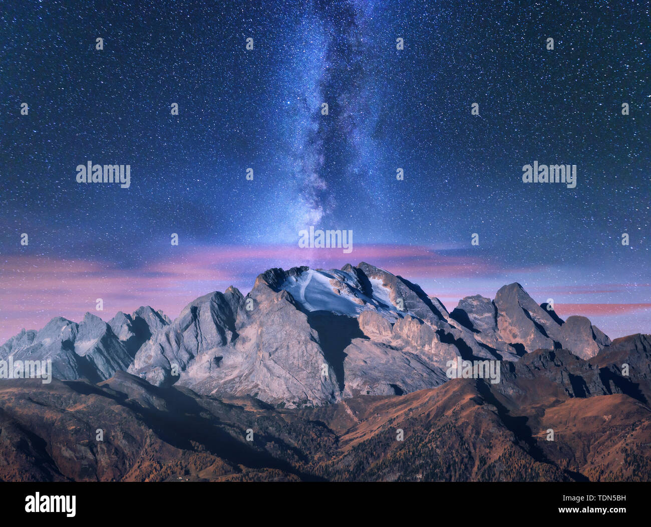 Via Lattea sulle montagne a notte stellata in autunno Foto Stock
