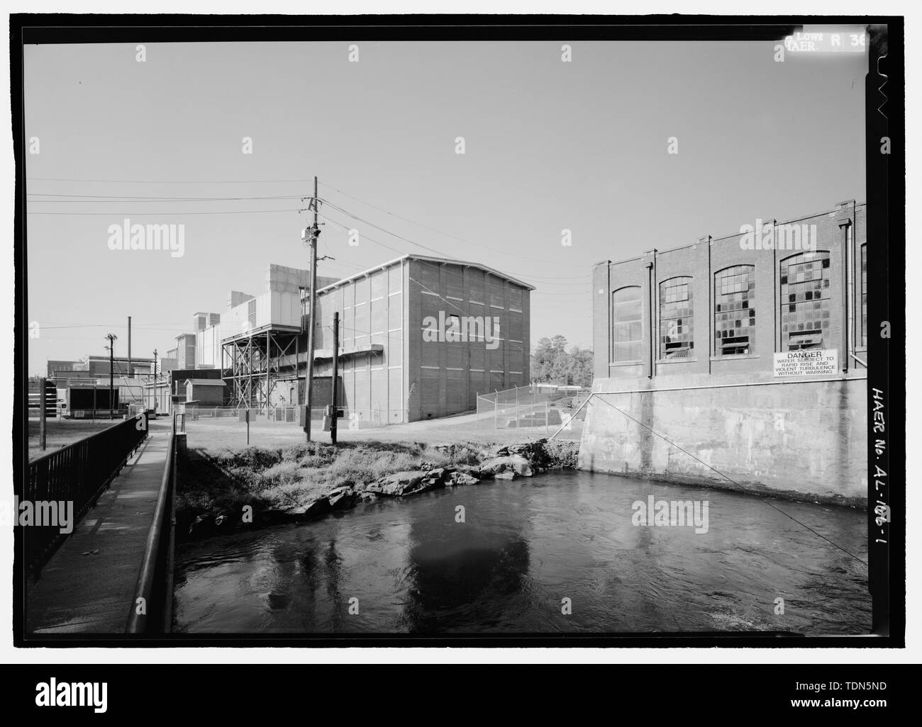 Vista prospettica di est e sud elevazioni di Riverdale Cotonificio. La camera di filatura è situato al terzo piano, cardatura la camera era al secondo piano e macchina-officina di manutenzione sul primo piano. Elevazione del sud della Georgia fucina di potenza adiacente a Riverdale Mill appare sulla destra. - Riverdale Filanda, angolo del Medio e Basso strade, Valley, Camere County, AL Foto Stock