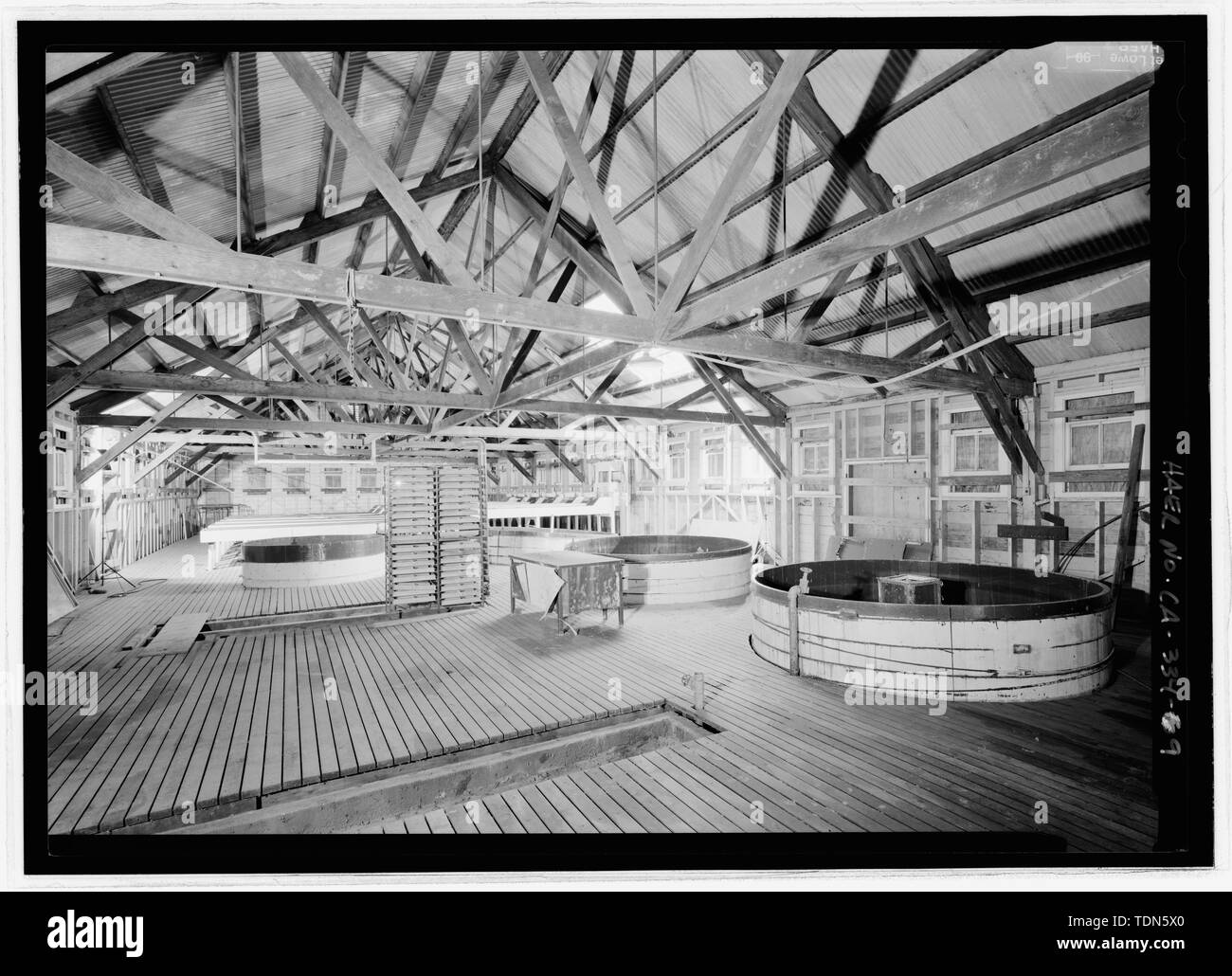 Vista prospettica dell'interno principale edificio incubatoio, vista da ovest. - Prairie Creek Fish Hatchery, Hwy. 101, Orick, Humboldt County, CA Foto Stock