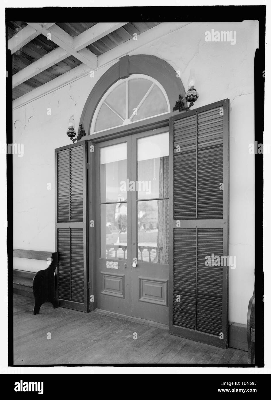 Vista prospettica del sud la maggior parte porta sul portico occidentale con incisa la piastra di nome Angelo Zanetta. - Zanetta House, San Juan Bautista State Historical Park, San Juan Bautista, San Benito County, CA Foto Stock