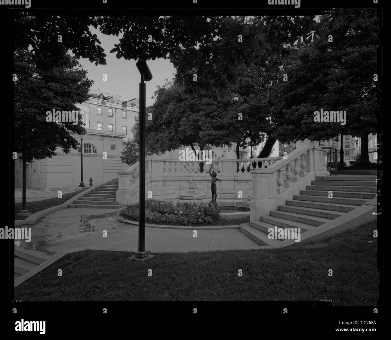 Vista prospettica della fontana e la scala nel sud di Washington Place - Mount Vernon Place, Charles e Monumento strade, Baltimore, Città indipendente, MD; Barye, Antoine Louis; Walters, William; Carrere e Hastings; Howard, John ansiosi; Mills, Robert; Causici, Enrico; Dubois, Paolo; Dolinsky, Paul D, project manager; Perschler, Martin J, project manager; prezzo, Virginia B, trasmettitore Foto Stock