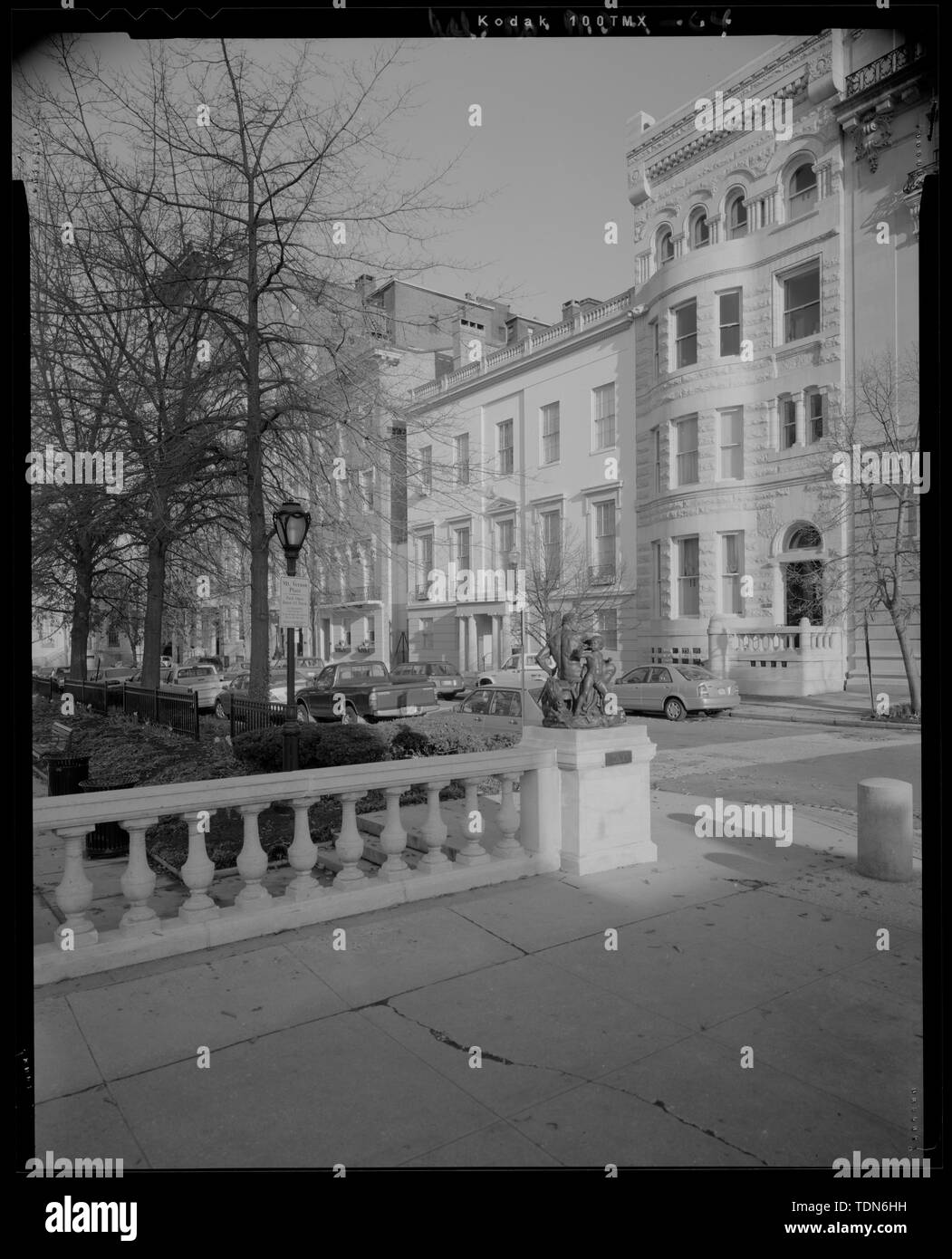 Vista prospettica del nord sul lato della strada del West Mount Vernon posto guardando verso nord-ovest; visualizzazione include la statua guerra - Mount Vernon Place, Charles e Monumento strade, Baltimore, Città indipendente, MD; Barye, Antoine Louis; Walters, William; Carrere e Hastings; Howard, John ansiosi; Mills, Robert; Causici, Enrico; Dubois, Paolo; Dolinsky, Paul D, project manager; Perschler, Martin J, project manager; prezzo, Virginia B, trasmettitore Foto Stock