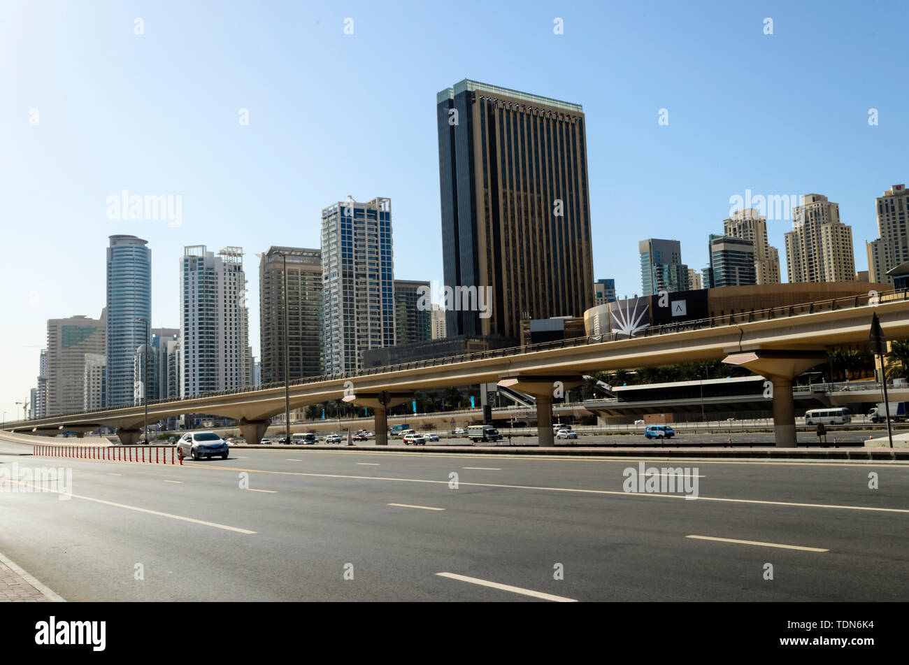 Vista degli edifici moderni in Marina di Dubai Emirati Arabi Uniti Foto Stock