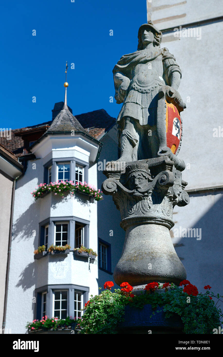 Coira, Martinsbrunnen vor chiesa Martinskirche, Altstadt, Kanton dei Grigioni, Schweiz, Europa, Brunnenfigur Foto Stock