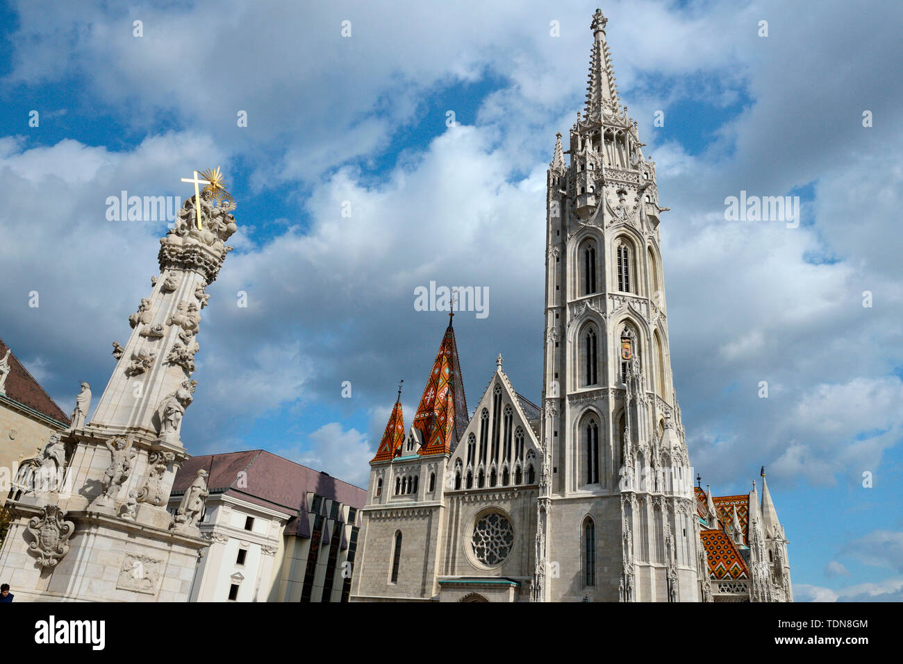 Budapest, Pestsaeule und Matthiaskirche, Budapest, Fischerbastei am Burgberg, Buda, Budapest, Ungarn, Europa Foto Stock