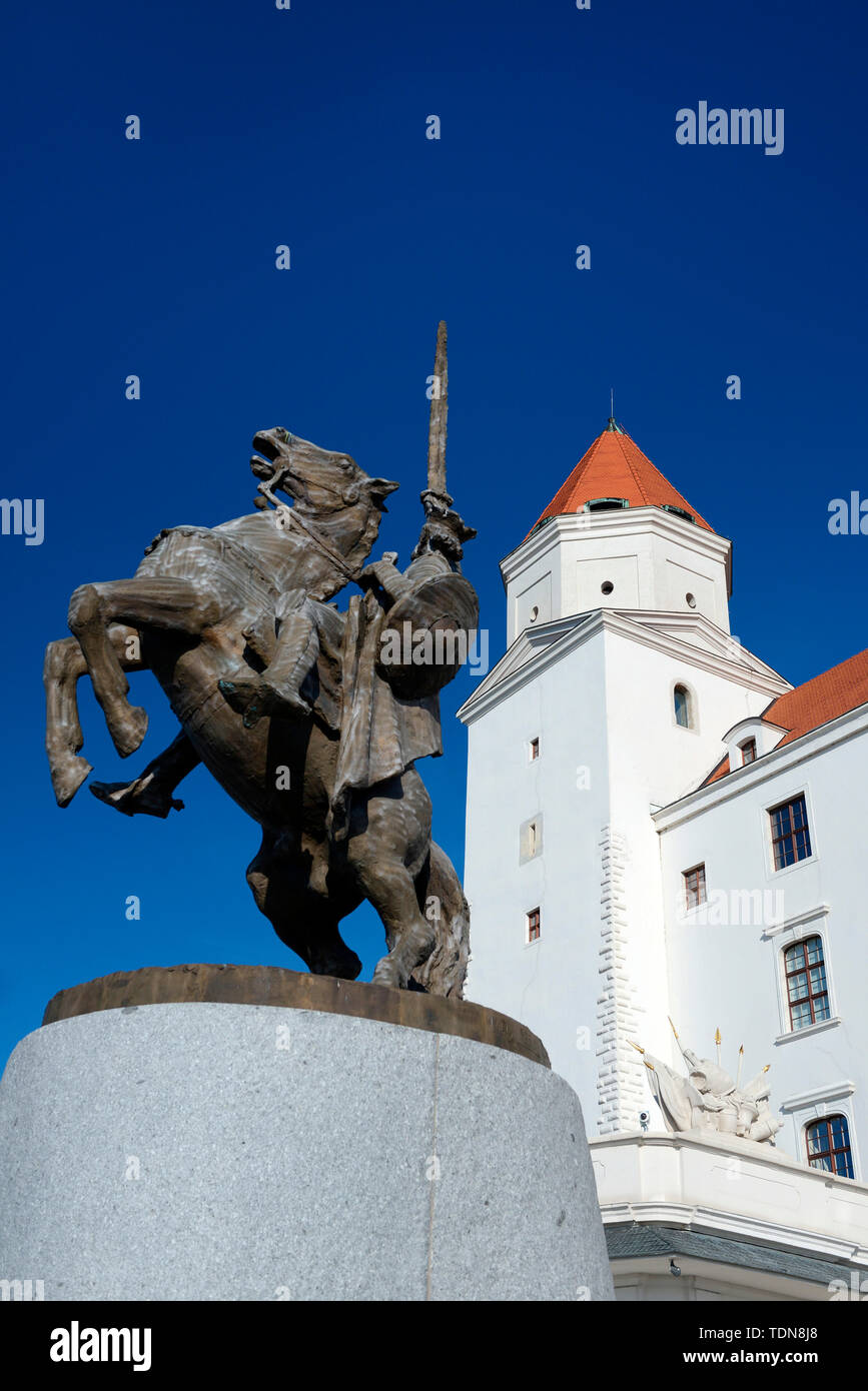 Bratislava, Burg Bratislava, Reiterstandbild des Koenig Svatopluk, Slovakei, Europa, Karpaten, Burg Pressburg Foto Stock