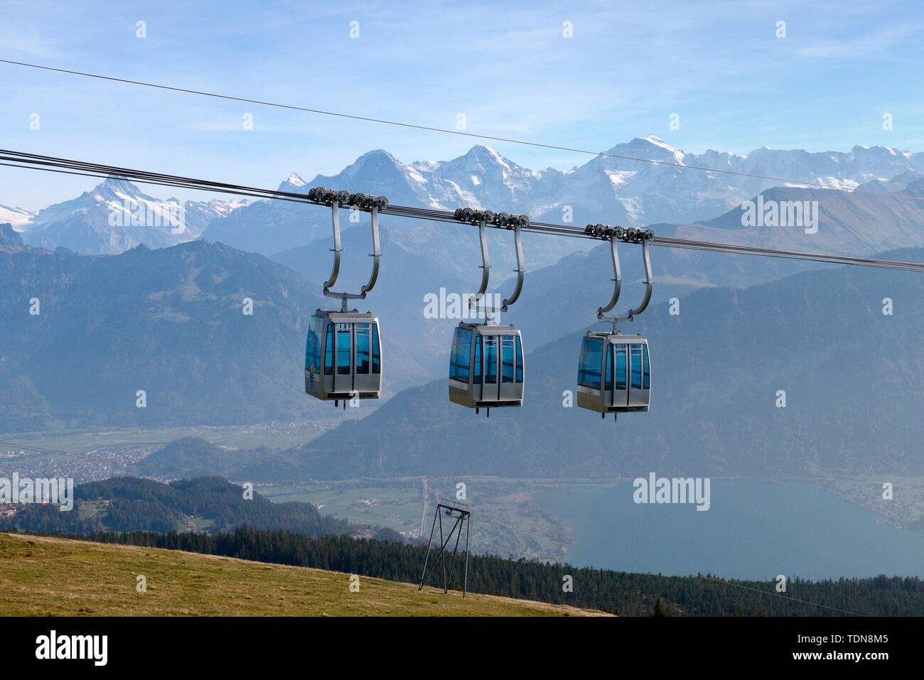 Kabinen der Niederhornbahn, Blick auf Eiger, Moench und Jungfrau, Emmental Alpen, Berner Oberland, Schweiz, Berglift, Luftseilbahn, Luftseilbahnen Foto Stock