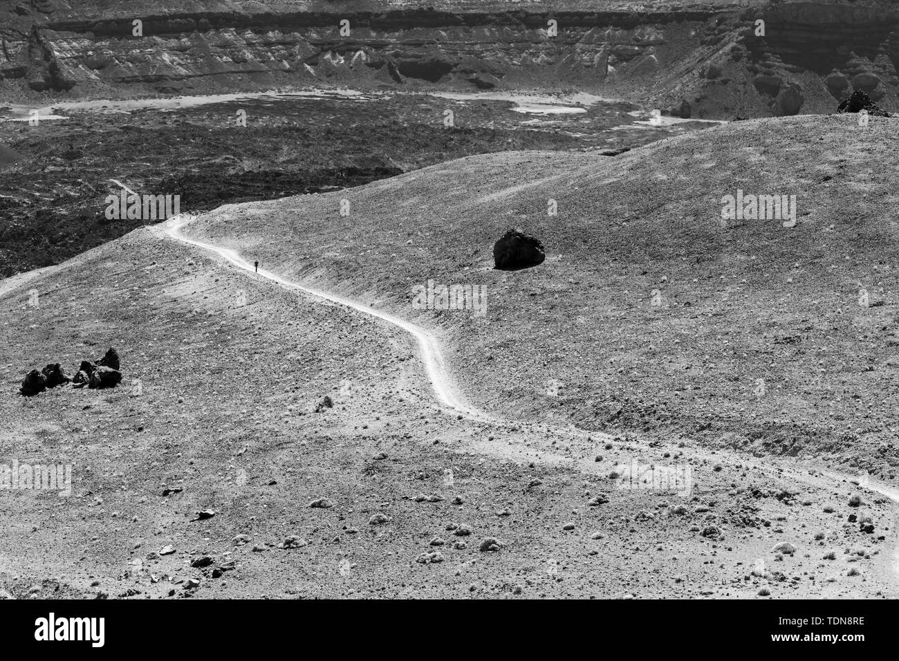 Walker su una via attraverso il Montana Blanca sulla rotta per ascendere Teide nel Las Canadas del Teide national park, Tenerife, Isole canarie, Spagna Foto Stock