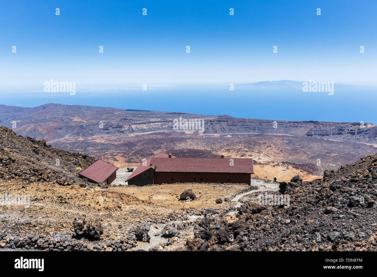 Guardando fuori sopra il tetto del Refugio de Altavista, rifugio di montagna su per la salita alla cima del vulcano Teide, Las Canadas del Teide Tenerife, Foto Stock