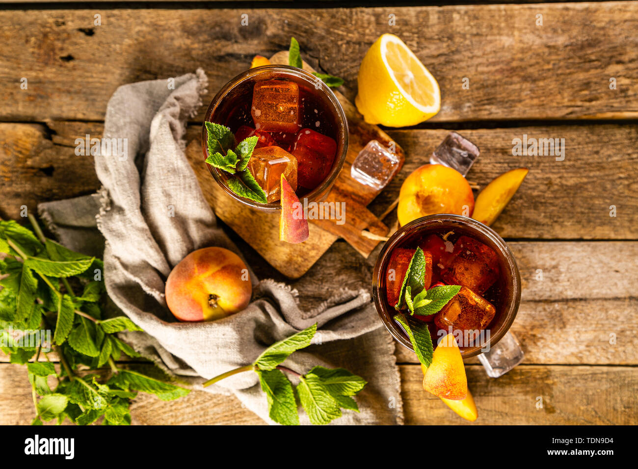 Tè freddo e gli ingredienti in bicchieri su uno sfondo di legno Foto Stock