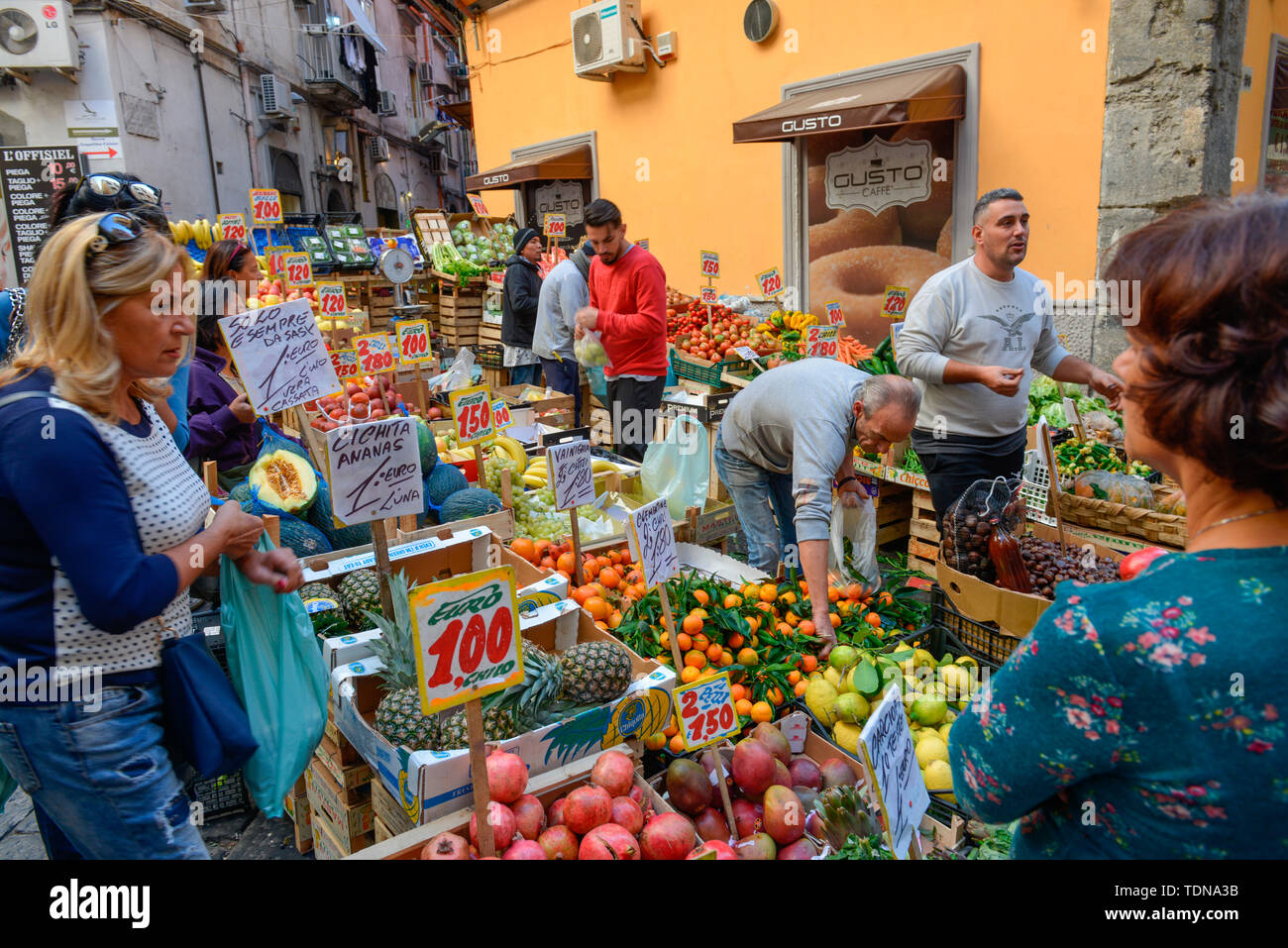 Obst und Gemuese, Wochenmarkt, La Pignasecca, Spanisches Viertel, Neapel, Italien Foto Stock