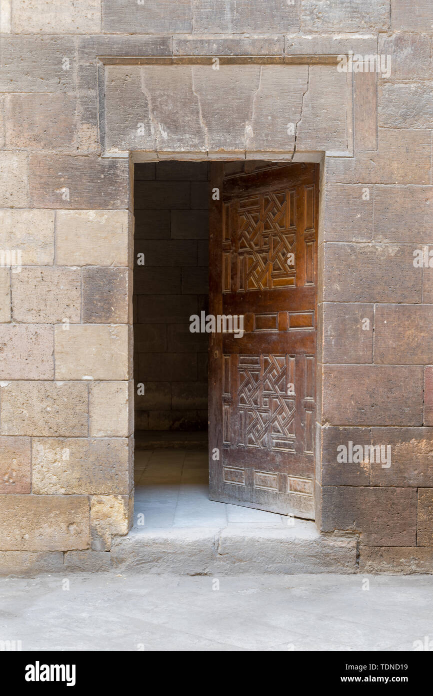 Grunge di legno porta Vecchia e pietra muro in mattoni, portando a Zeinab Khatoun vecchia casa storica, vecchio Cairo, Egitto Foto Stock