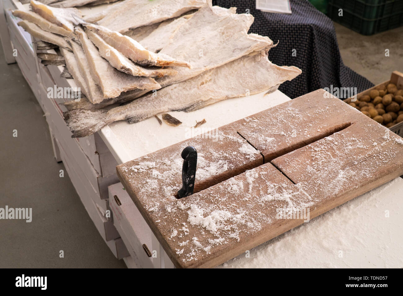 Baccalà e tagliere al mercato degli agricoltori Foto Stock