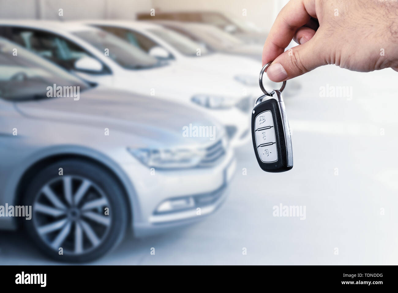 Mano d'uomo tenendo premuto il tasto auto.Affitto di automobile o il concetto di leasing Foto Stock