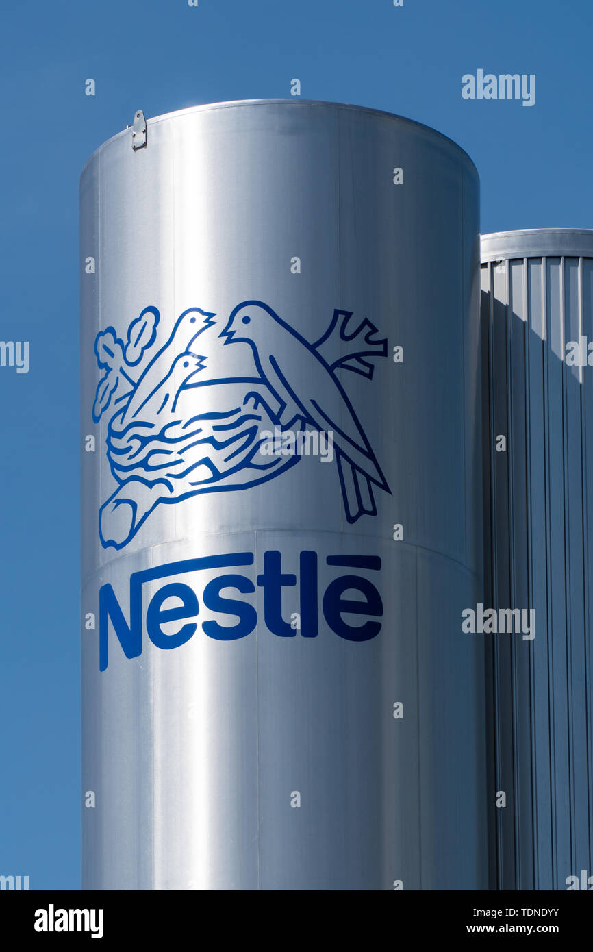 Pontecesures, Spagna; 16 giugno 2019: Nestle logo sul serbatoio della fabbrica Pontecesures Foto Stock