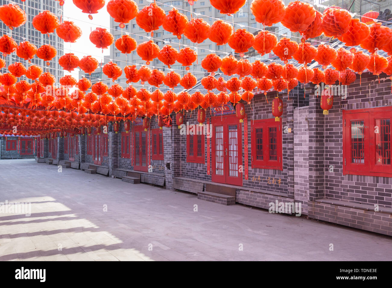 Edifici antichi e lanterne rosse presso il Tempio Imperiale Fair di Shenyang, Cina Foto Stock