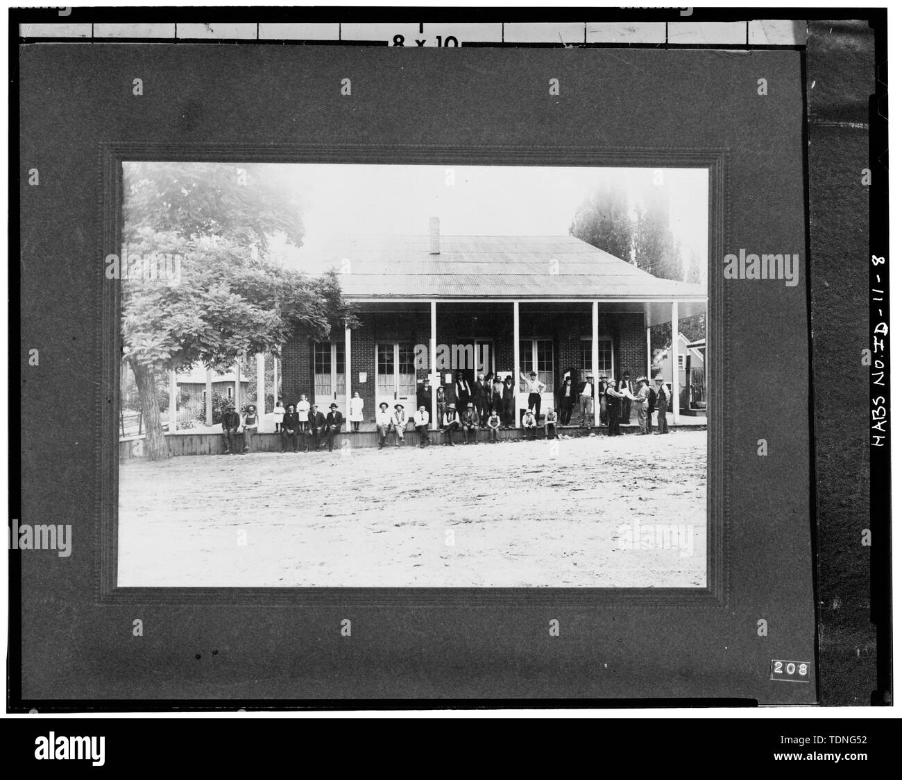 Fotocopia della vecchia foto mostra una vista generale di Boise County Courthouse, circa del giro del XX secolo. Fotografia originale a Boise Basin Museum, Idaho City, Idaho - Boise County Courthouse, angolo nordest, principali e le strade di parete, Idaho città, contea di Boise, ID Foto Stock