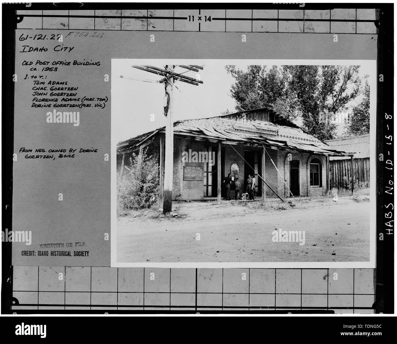 Fotocopia della vecchia foto mostra una vista del vecchio ufficio postale prima del restauro del 1958, prese circa 1953. Fotografia originale a Idaho Historical Society Boise, Idaho. - Ufficio Postale blocco, angolo nord-ovest della parete e strade di Montgomery, Idaho città, contea di Boise, ID Foto Stock