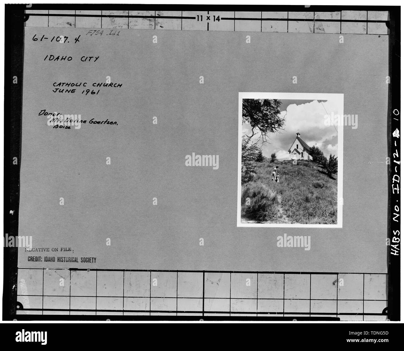 Fotocopia della vecchia foto mostra un'altra vista generale della Chiesa, presi a giugno 1961. Fotografia originale a Idaho Historical Society, Boise, Idaho - San Giuseppe chiesa cattolica romana, alta e strade Wallula, Idaho città, contea di Boise, ID Foto Stock