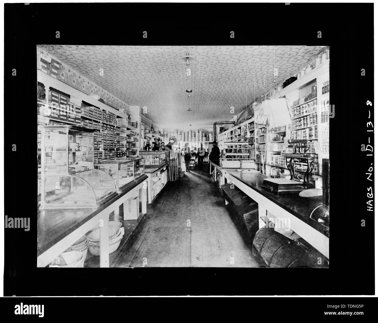 Fotocopia della vecchia foto mostra la vista interna del bacino di Boise negozio Mercantile, circa del giro del XX secolo. Fotografia originale a Boise Basin Museum, Idaho City, Idaho - Bacino di Boise compagnia mercantile Blocco, principali e le strade commerciali, Idaho città, contea di Boise, ID Foto Stock