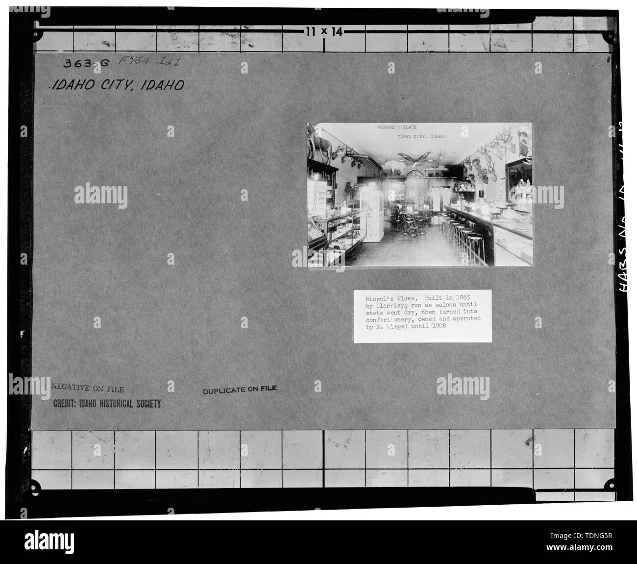 Fotocopia della vecchia foto mostra il salone, quindi proprietà di Melvin Wiegel, in business da 1907-1945. Farcite animali selvatici ed uccelli decorare il salone, data sconosciuta. Fotografia originale a Idaho Historical Society, Boise, Idaho. - Dei minatori Scambio di blocco, principali e le strade di parete, Idaho città, contea di Boise, ID Foto Stock