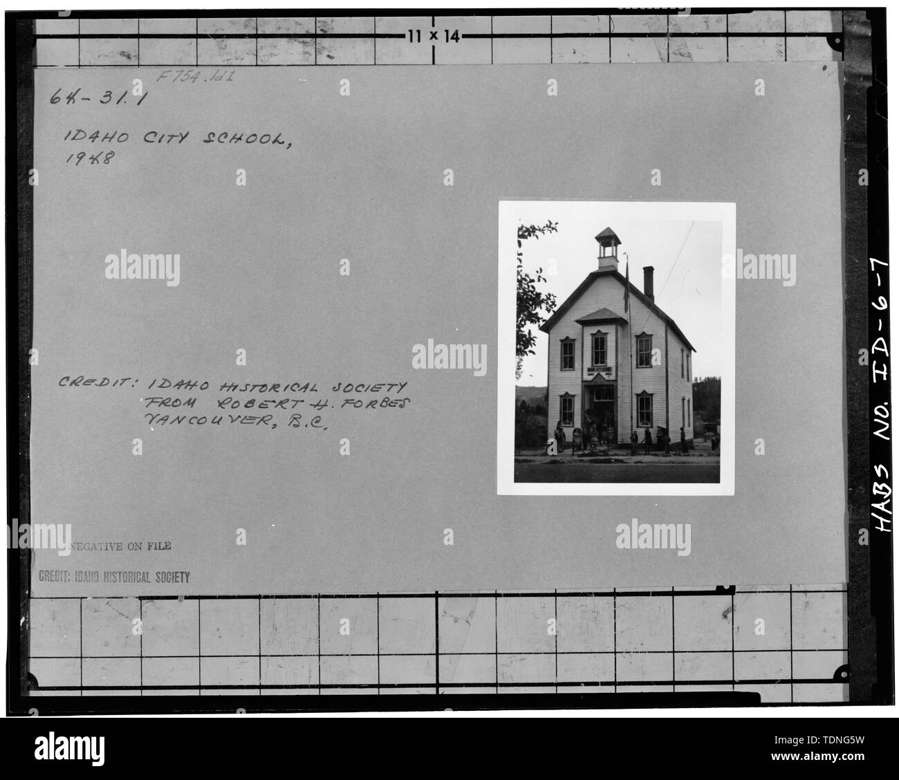 Fotocopia della vecchia foto mostra the schoolhouse con scuro finestra dipinte e il rivestimento della porta, 1948. Fotografia originale a Idaho Historical Society, Boise, Idaho. - Idaho City Schoolhouse, scuola e nelle strade principali, Idaho città, contea di Boise, ID Foto Stock