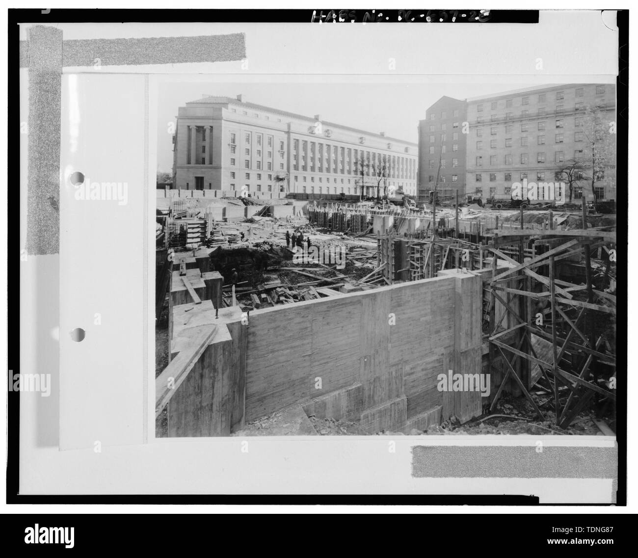 Fotocopia di originale in bianco e nero argento stampa di gelatina, guardando a sud-est per l'angolo nord-est dell'ALA, 1 novembre 1934, fotografo Reni - Internal Revenue Service Headquarters Building, 1111 Constitution Avenue a nord-ovest di Washington, Distretto di Columbia, DC Foto Stock Fotocopia di originale in bianco e nero argento stampa di gelatina, guardando a sud-est per l'angolo nord-est dell'ALA, 1 novembre 1934, fotografo Reni - Internal Revenue Service Headquarters Building, 1111 Constitution Avenue a nord-ovest di Washington, Distretto di Columbia, DC Foto Stock