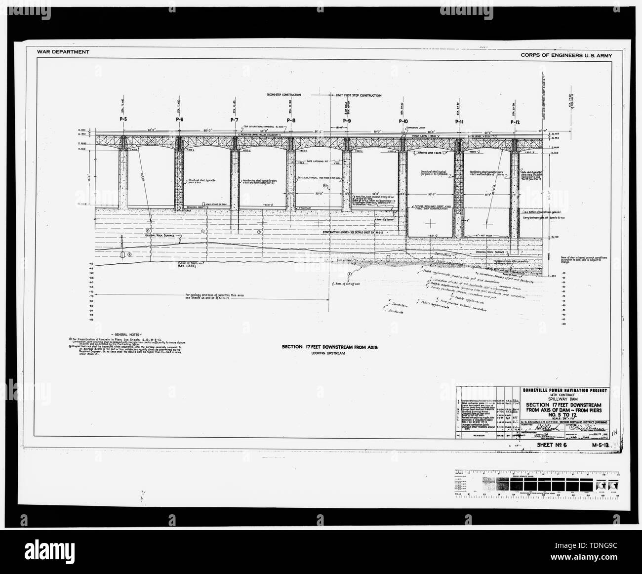 Fotocopia della costruzione originale disegno, 22 maggio 1935. (Stampa originale in possesso degli Stati Uniti Esercito di ingegneri, Distretto di Portland, Portland, O.) (M-5-12, Foglio n. 6) sfioratore diga sezione 17 piedi a valle da asse di Dam - da moli n. 5 al 12. - Progetto Bonneville, Bonneville Dam, Columbia River, Bonneville, Multnomah County, o Foto Stock