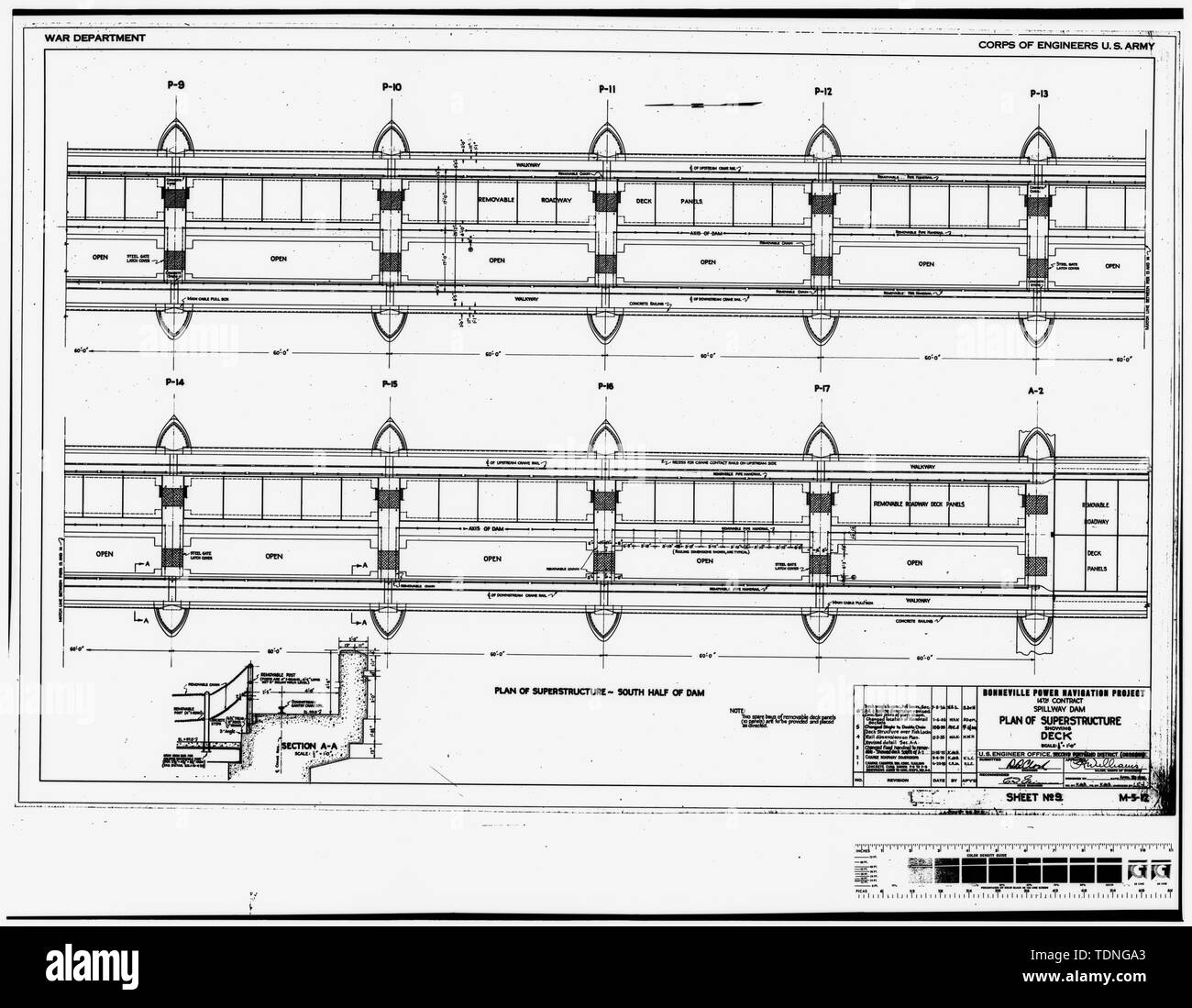 Fotocopia della costruzione originale disegno, 30 aprile 1935. (Stampa originale in possesso degli Stati Uniti Esercito di ingegneri, Distretto di Portland, Portland, O.) (M-5-12, Foglio n. 9) sfioratore della diga di Piano della sovrastruttura che mostra il deck. - Progetto Bonneville, Bonneville Dam, Columbia River, Bonneville, Multnomah County, o Foto Stock