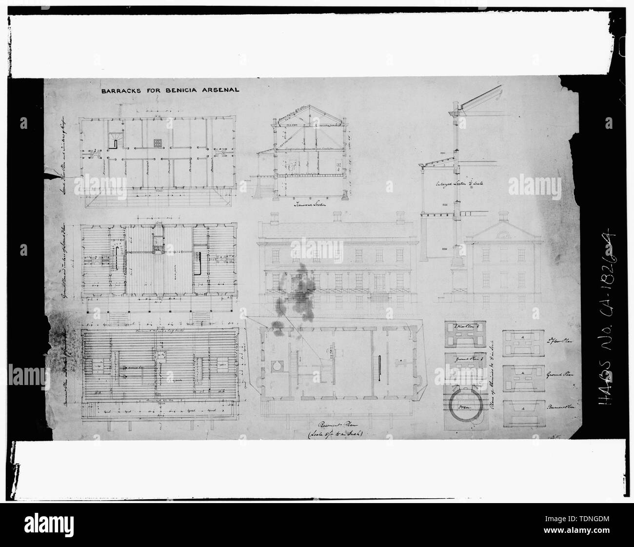 Fotocopia del disegno originale (da archivi nazionali, cartografica della Divisione, gruppo di record 156, Cartella 1) Delineatore e data sconosciuta "caserma per BENICIA ARSENAL" piani, elevazioni, SEZIONE TRASVERSALE - Benicia Arsenal, caserme, Benicia, Solano County, CA Foto Stock