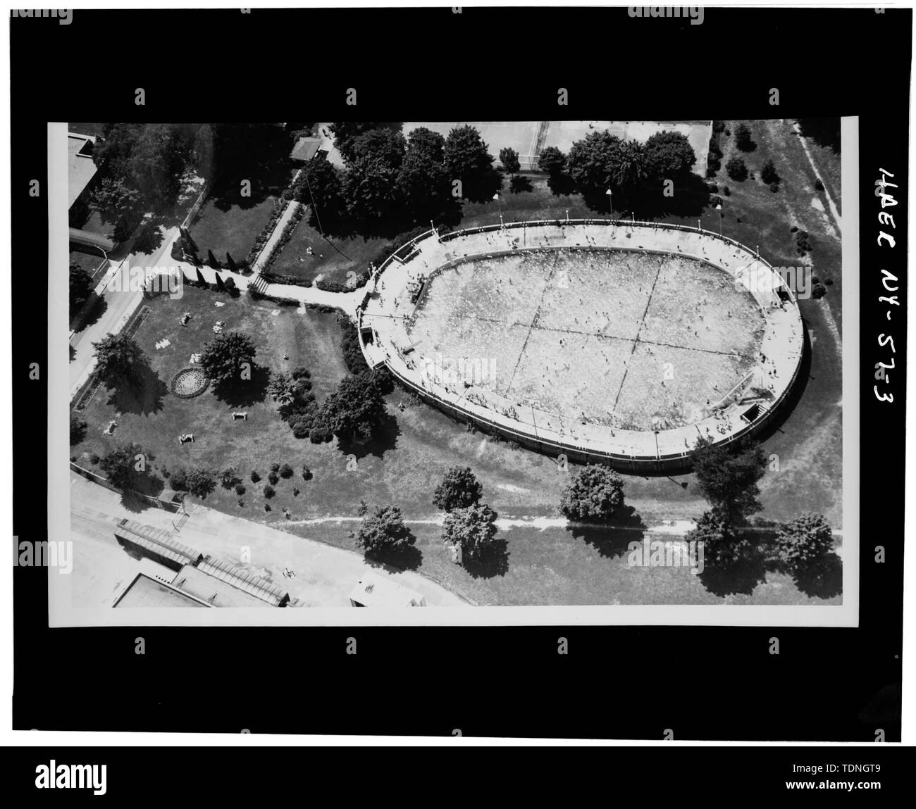 (Ed Aswad, fotografo) che mostra la vista aerea del pool, 1952 - Charles F. Johnson piscina, Charles F. Johnson Park, Johnson City, Broome County, NY Foto Stock