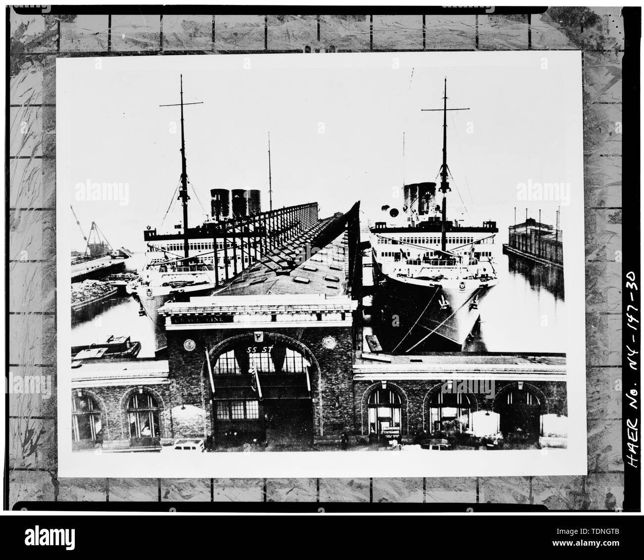 (Frank O. Braynard raccolta, Sea Cliff, NY), data e fotografo sconosciuto, probabilmente c vista1935-40 A NORD-OVEST DI WEST 55TH ST. PIER facciata costiera; la regina delle Bermuda e monarca di Bermuda ormeggiata su entrambi i lati. - West 55th Street e West 56th Street Piers, il fiume Hudson a ovest di cinquanta-quinto e West cinquanta-sesto strade, Manhattan, New York New York County, NY Foto Stock