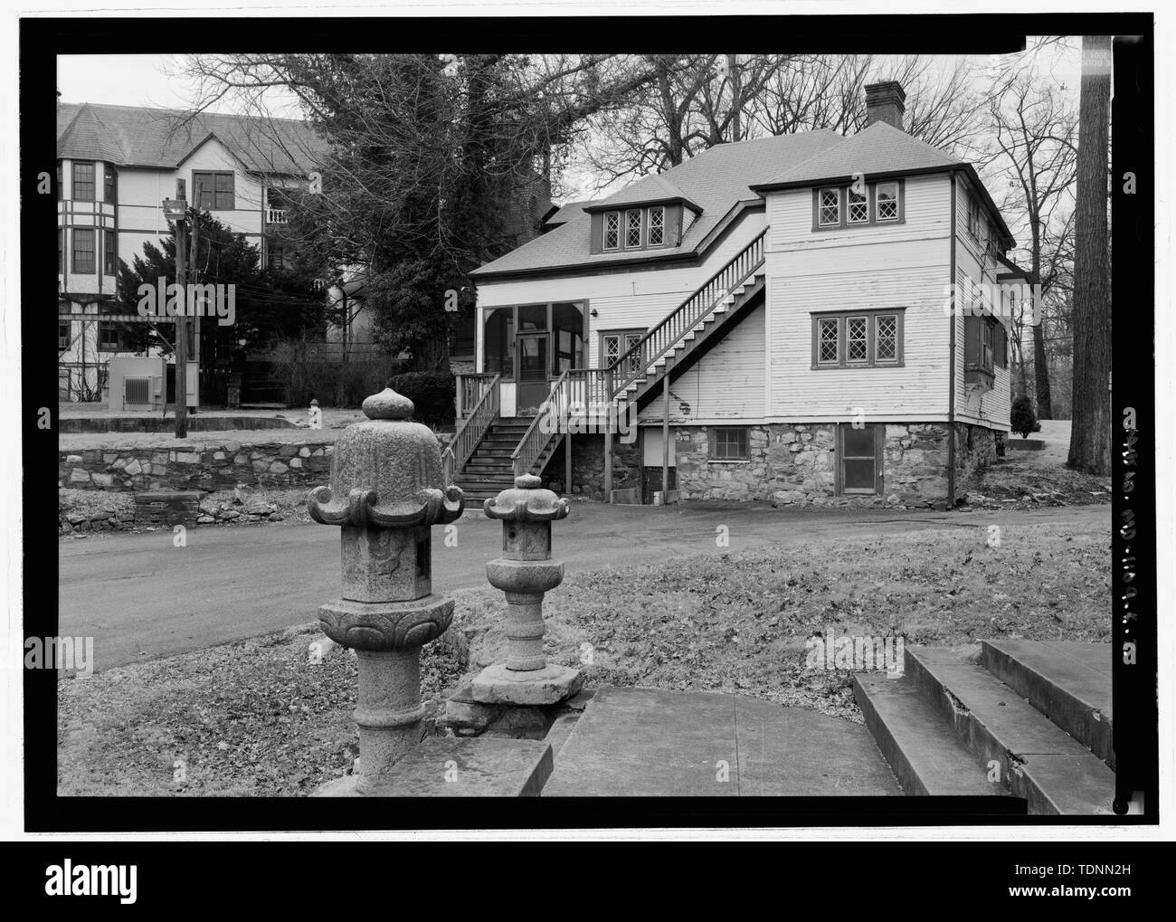 Vista prospettica guardando da fasi di Pagoda - Parco Nazionale di seminario, Bungalow giapponese, 2801 Linden Lane, Silver Spring, Montgomery County, MD; Chi Omicron Pi (Chi-O-Pi) sorority; Cassedy, John Irving, A; prezzo, Virginia B, trasmettitore; Ott, Cynthia, storico; Boucher, Jack e del fotografo; prezzo, Virginia B, trasmettitore; Lavoie, Catherine C, responsabile di progetto Foto Stock