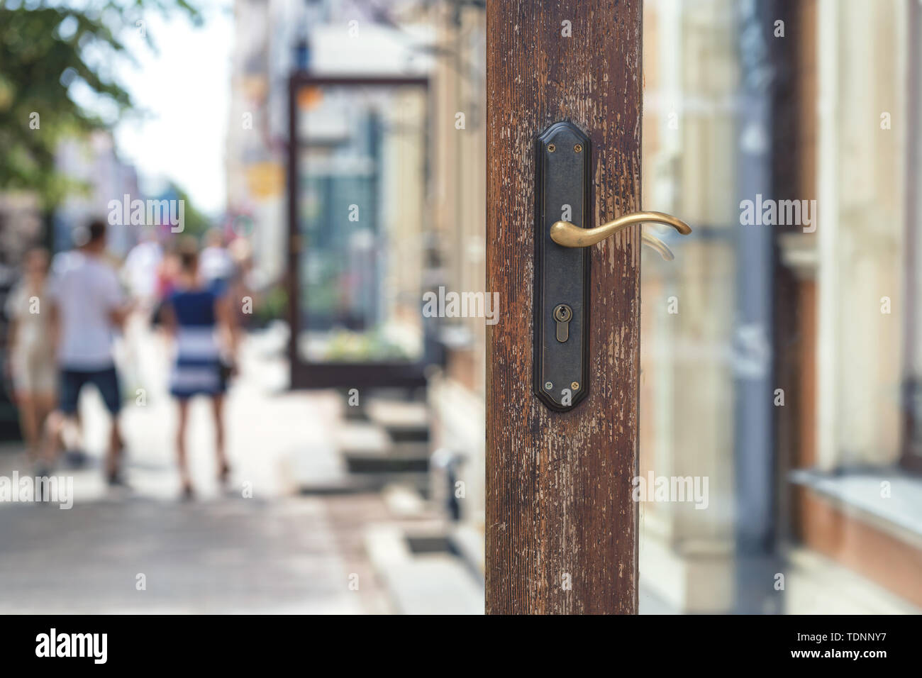 Aprire lo sportello di un negozio su una strada di città Foto Stock